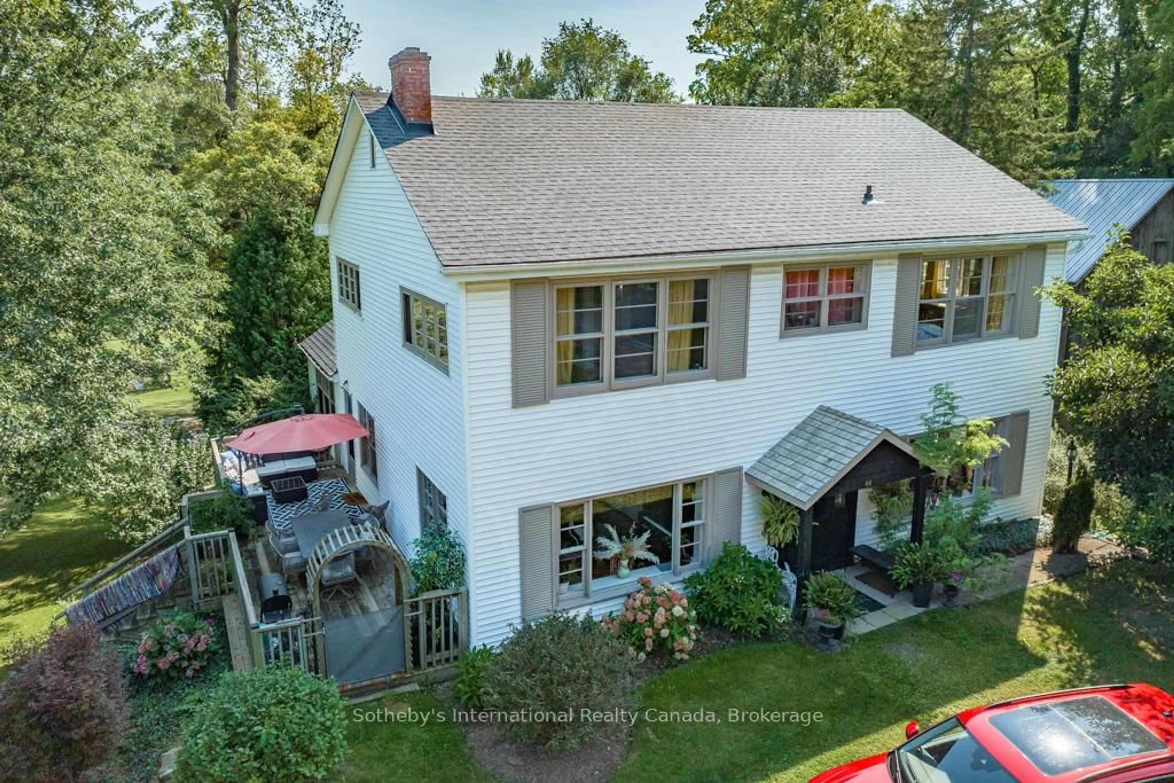 A pic from outside/outdoor area/front of a property/back of a property/a pic from drone, unknown for 1 Springhill St, Hamilton Ontario L9H 4V2