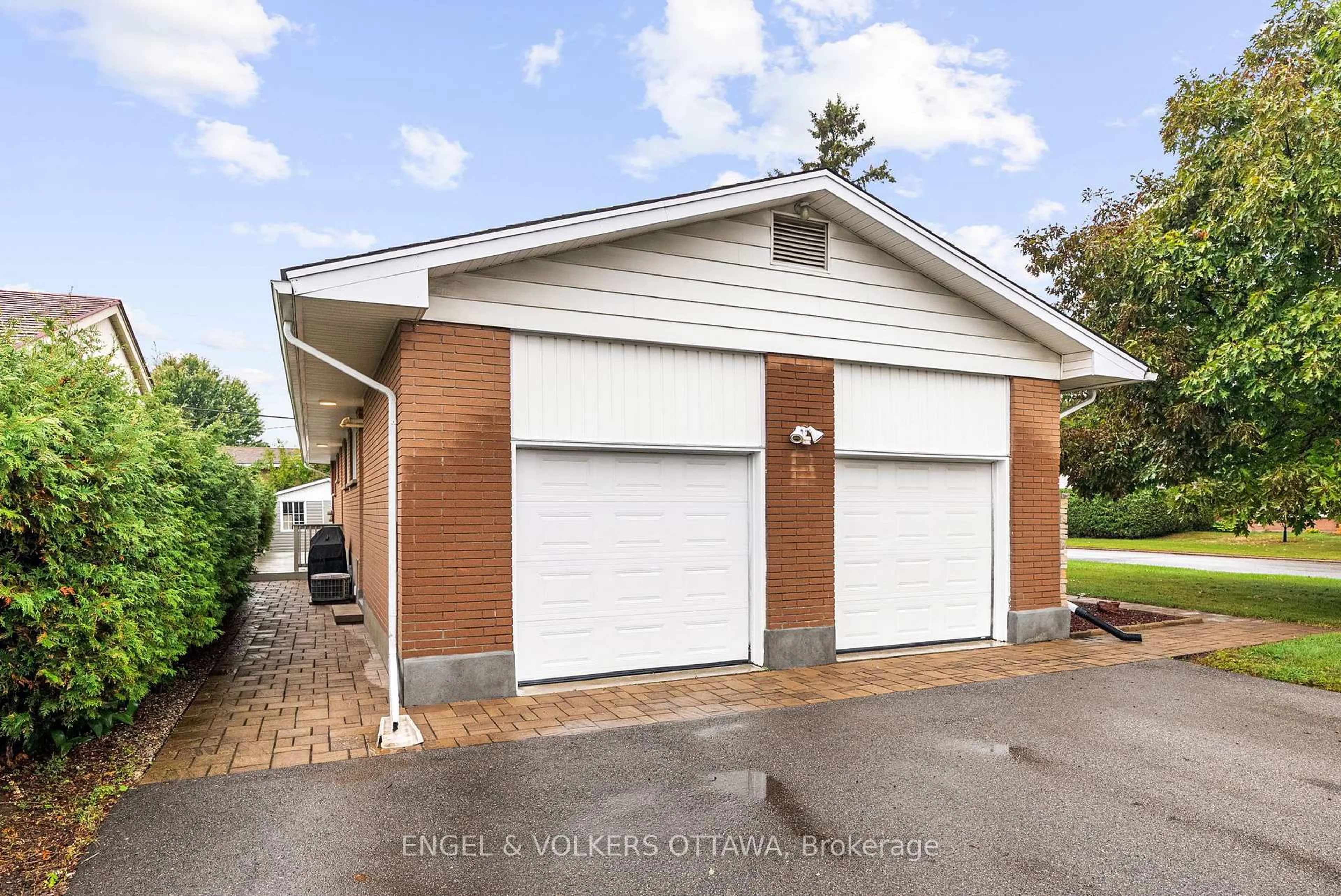 Indoor garage for 20 Gary Ave, Ottawa Ontario K2G 3L3
