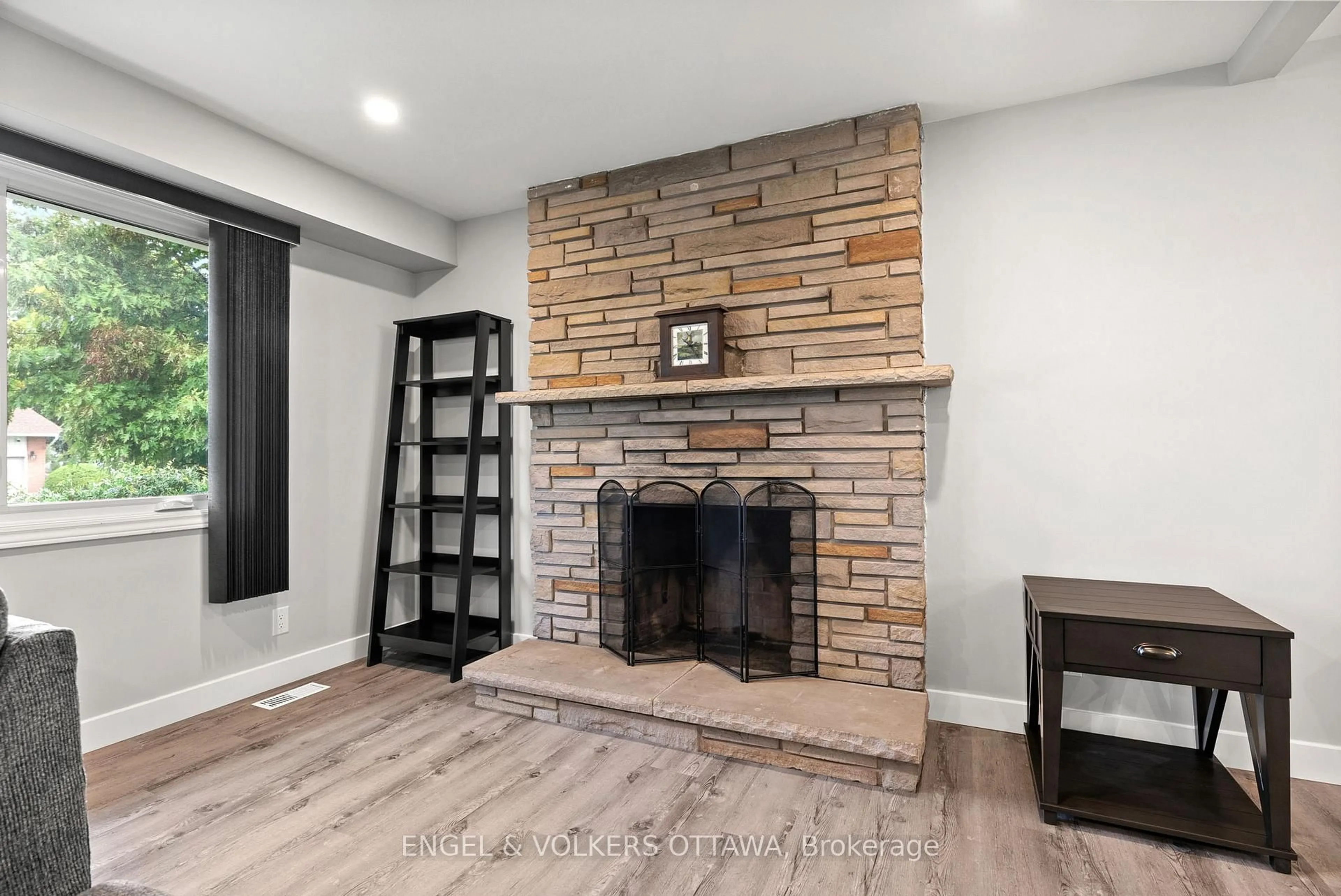 Unknown for 20 Gary Ave, Ottawa Ontario K2G 3L3