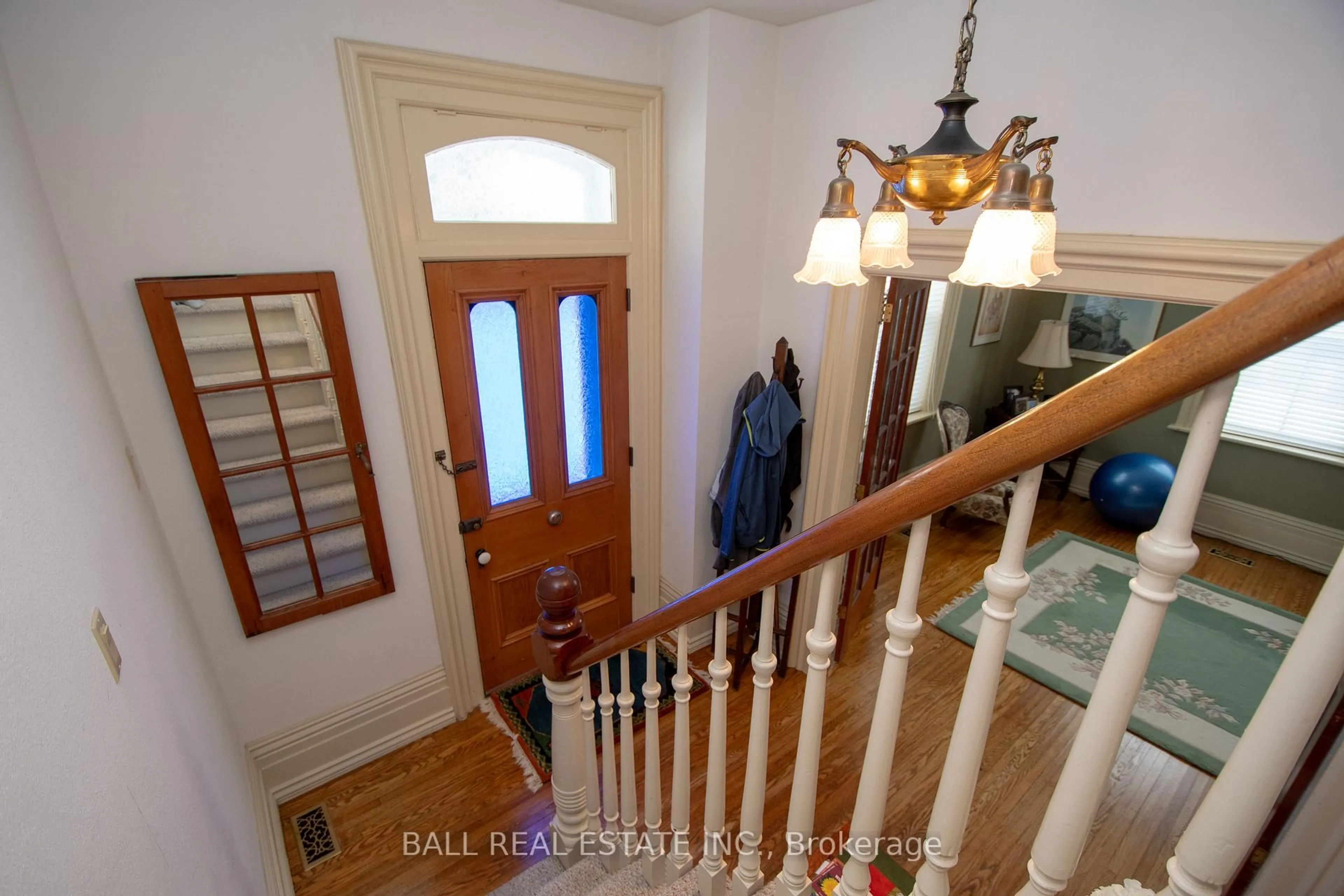 Indoor foyer for 99 Reid St, Selwyn Ontario K0L 2H0
