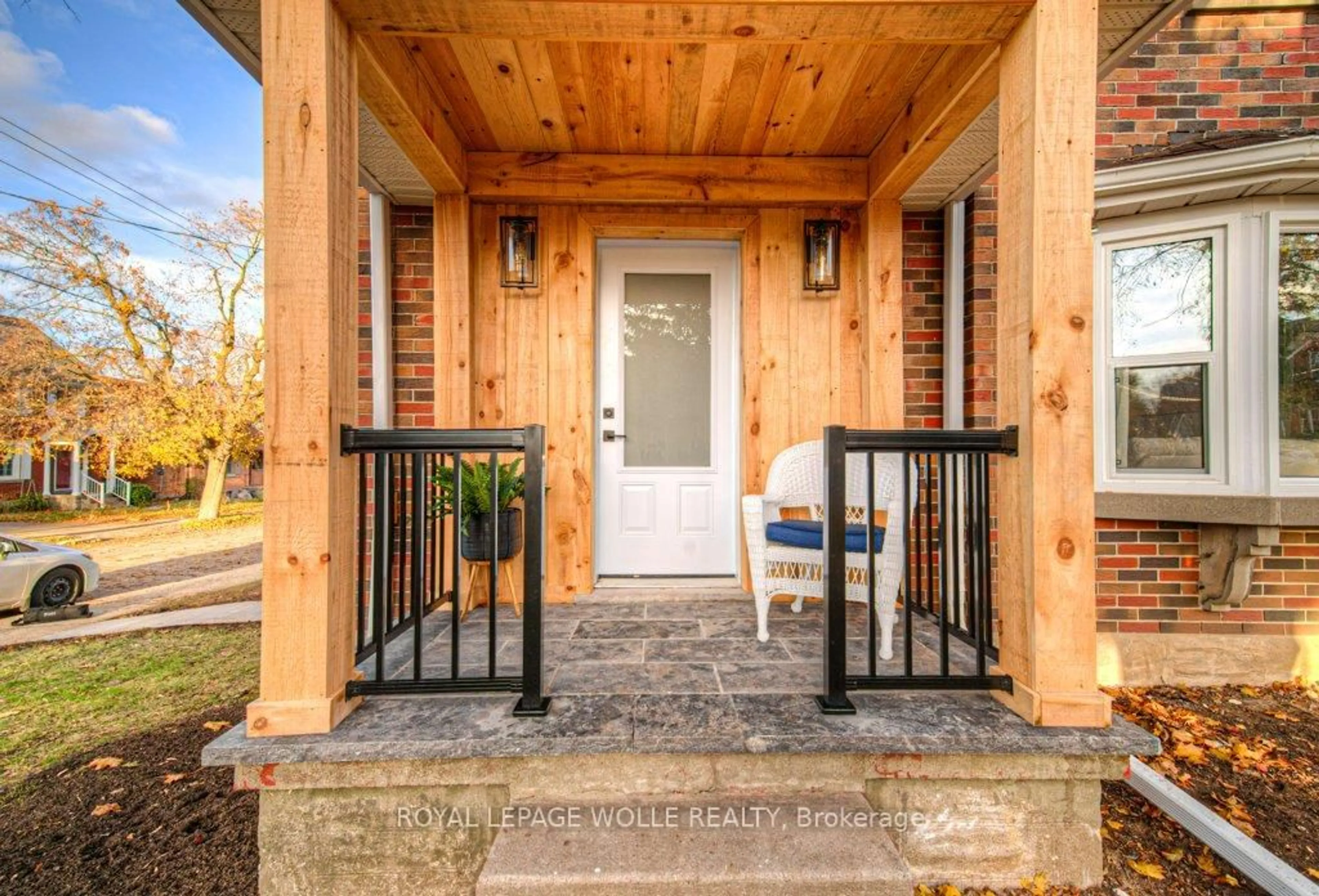 Indoor entryway for 30 Dunbar Rd, Waterloo Ontario N2L 2E3