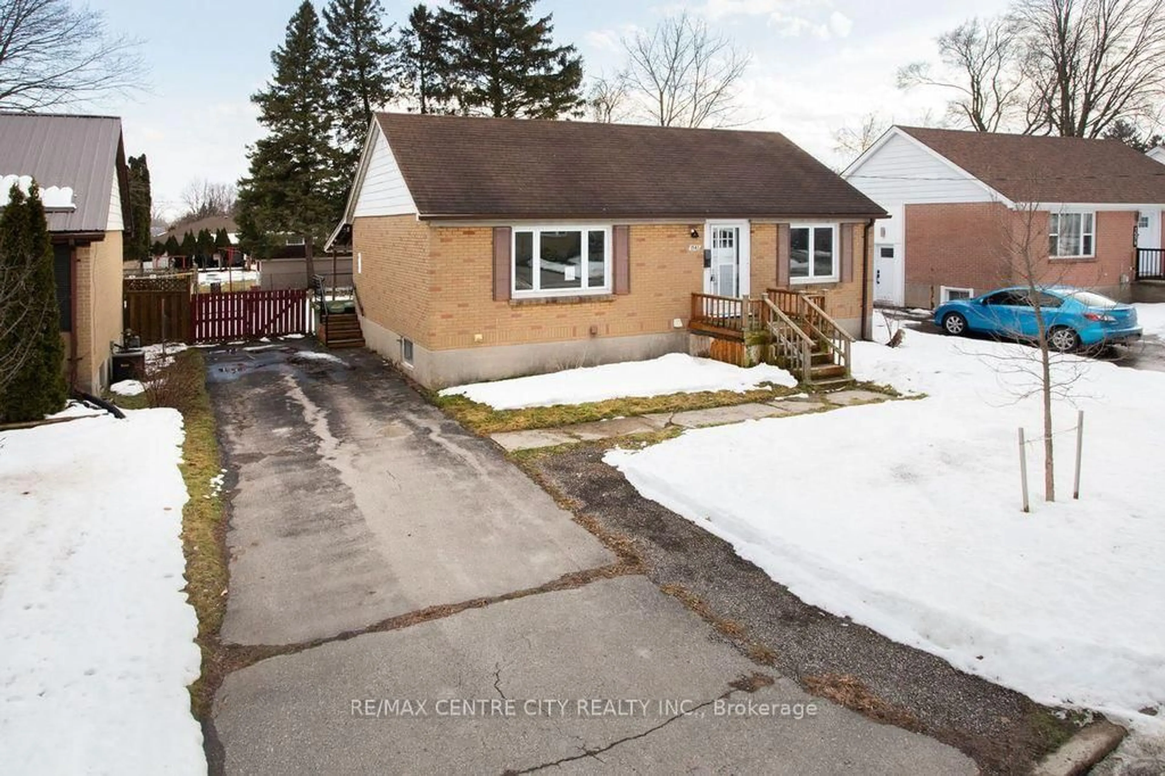 A pic from outside/outdoor area/front of a property/back of a property/a pic from drone, street for 1583 Hartlet St, London East Ontario N5V 1X7