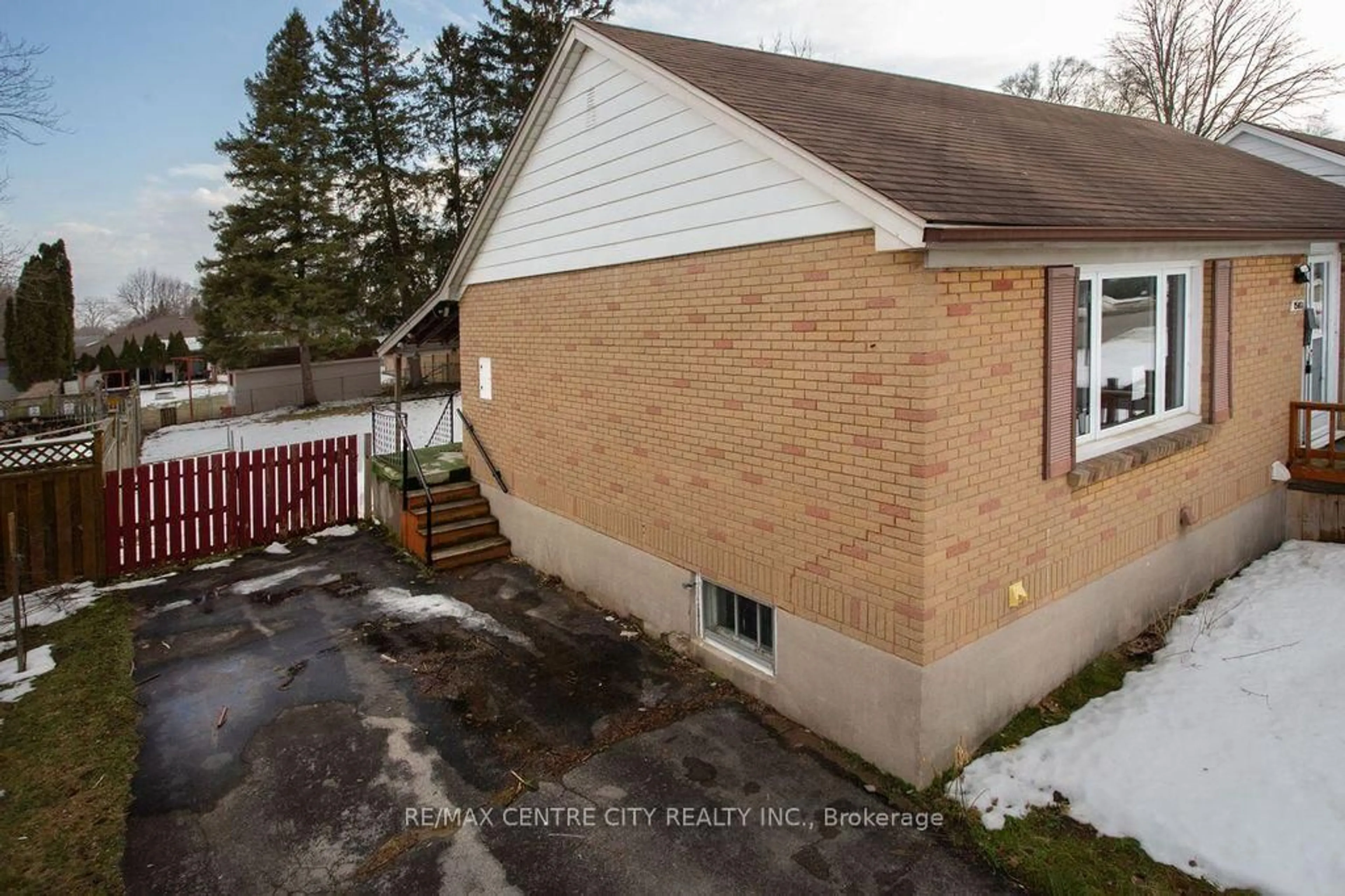 A pic from outside/outdoor area/front of a property/back of a property/a pic from drone, building for 1583 Hartlet St, London East Ontario N5V 1X7