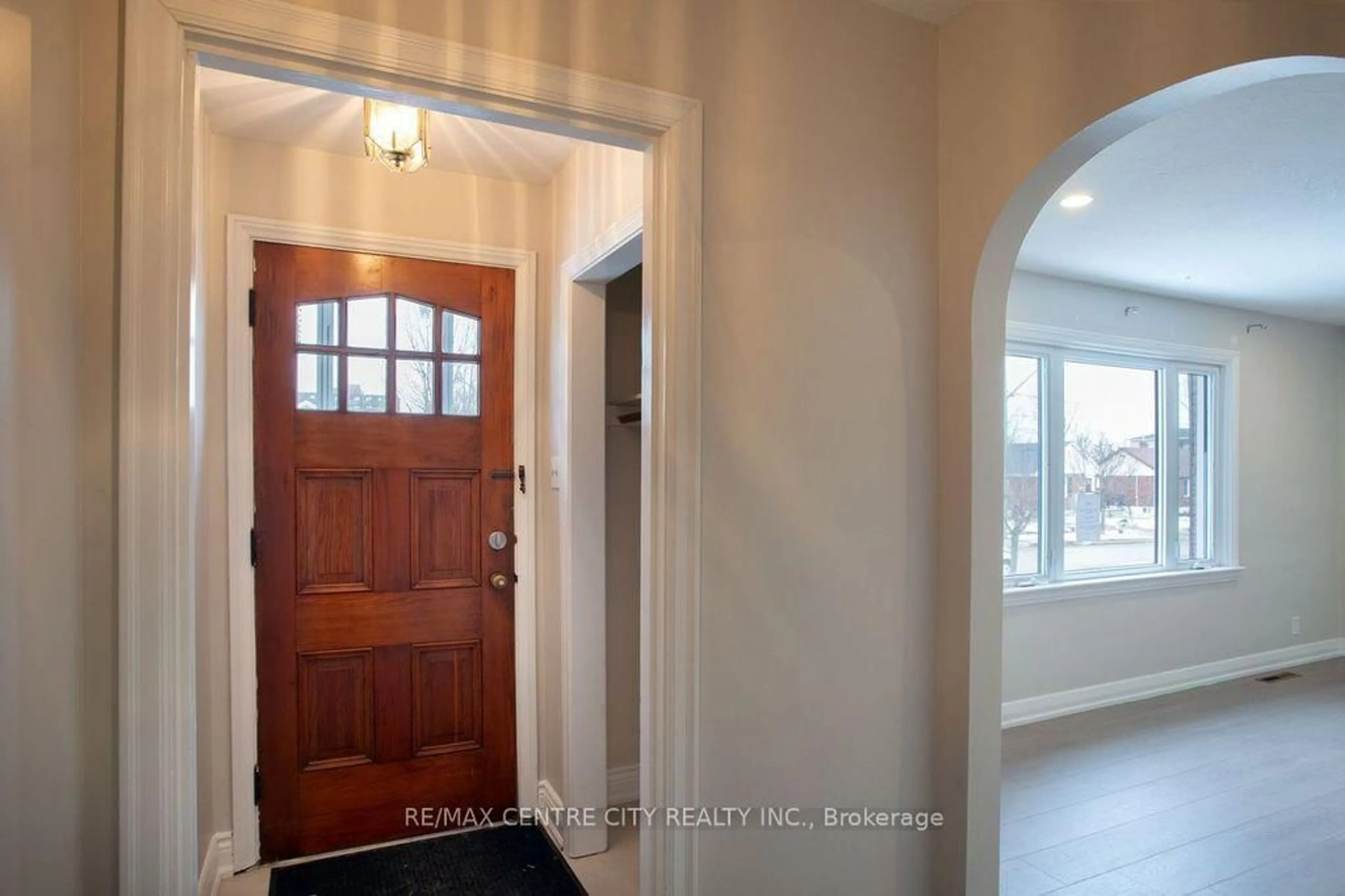 Indoor entryway for 1583 Hartlet St, London East Ontario N5V 1X7