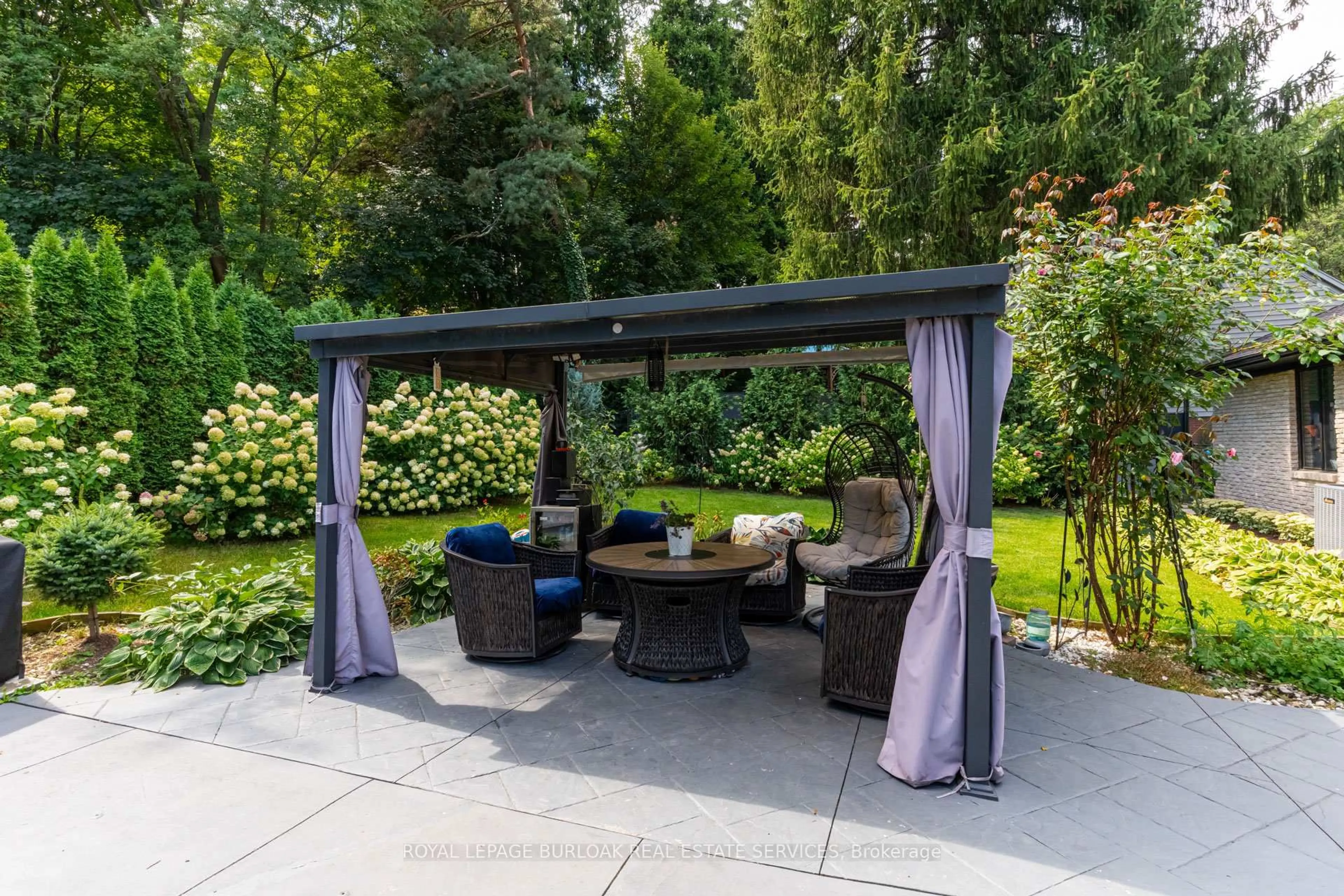 Patio, street for 28 Stonegate Dr, Hamilton Ontario L9G 3R7