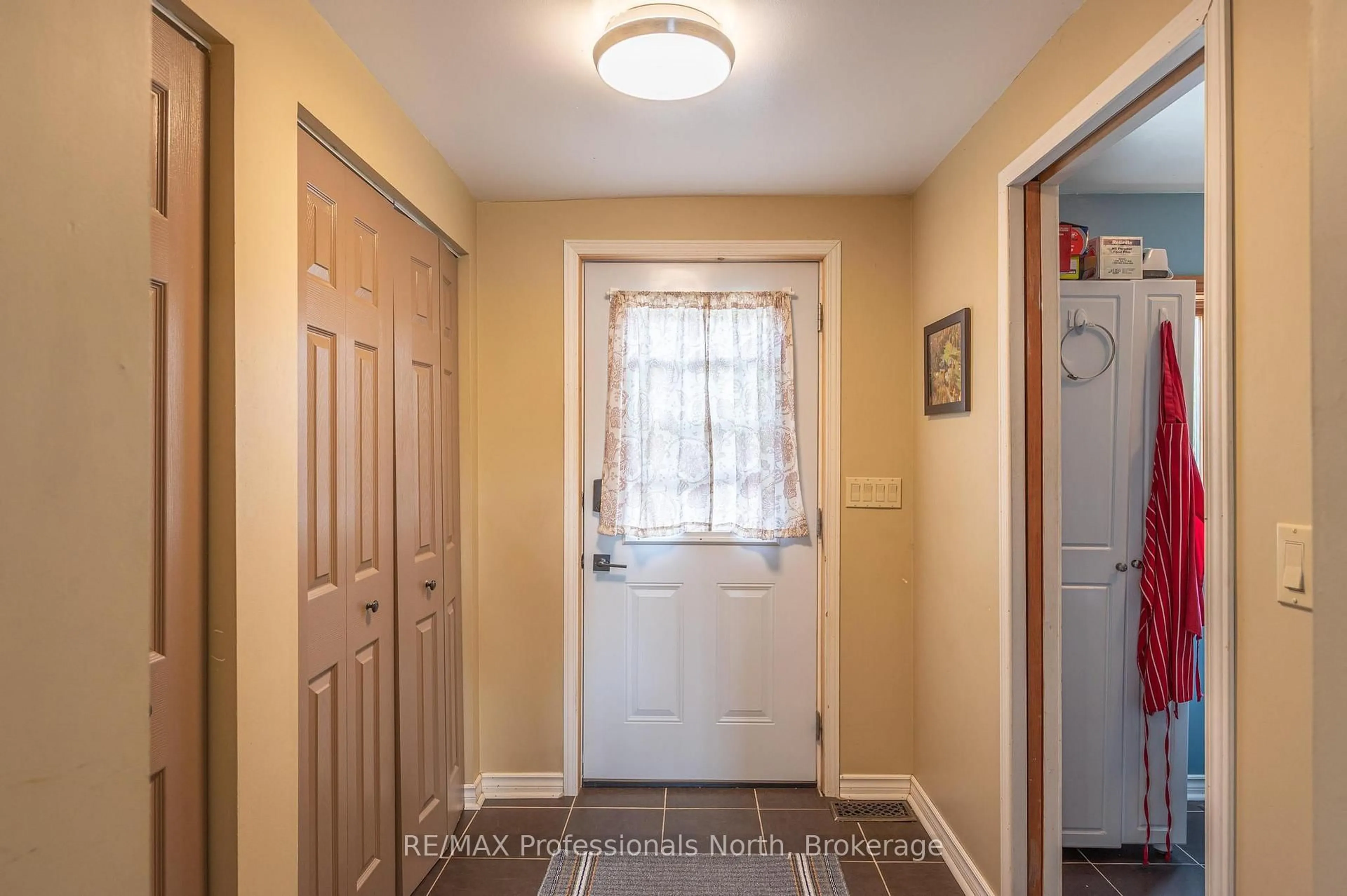 Indoor entryway for 1110 Sedgwick Rd, Minden Hills Ontario K0M 2K0