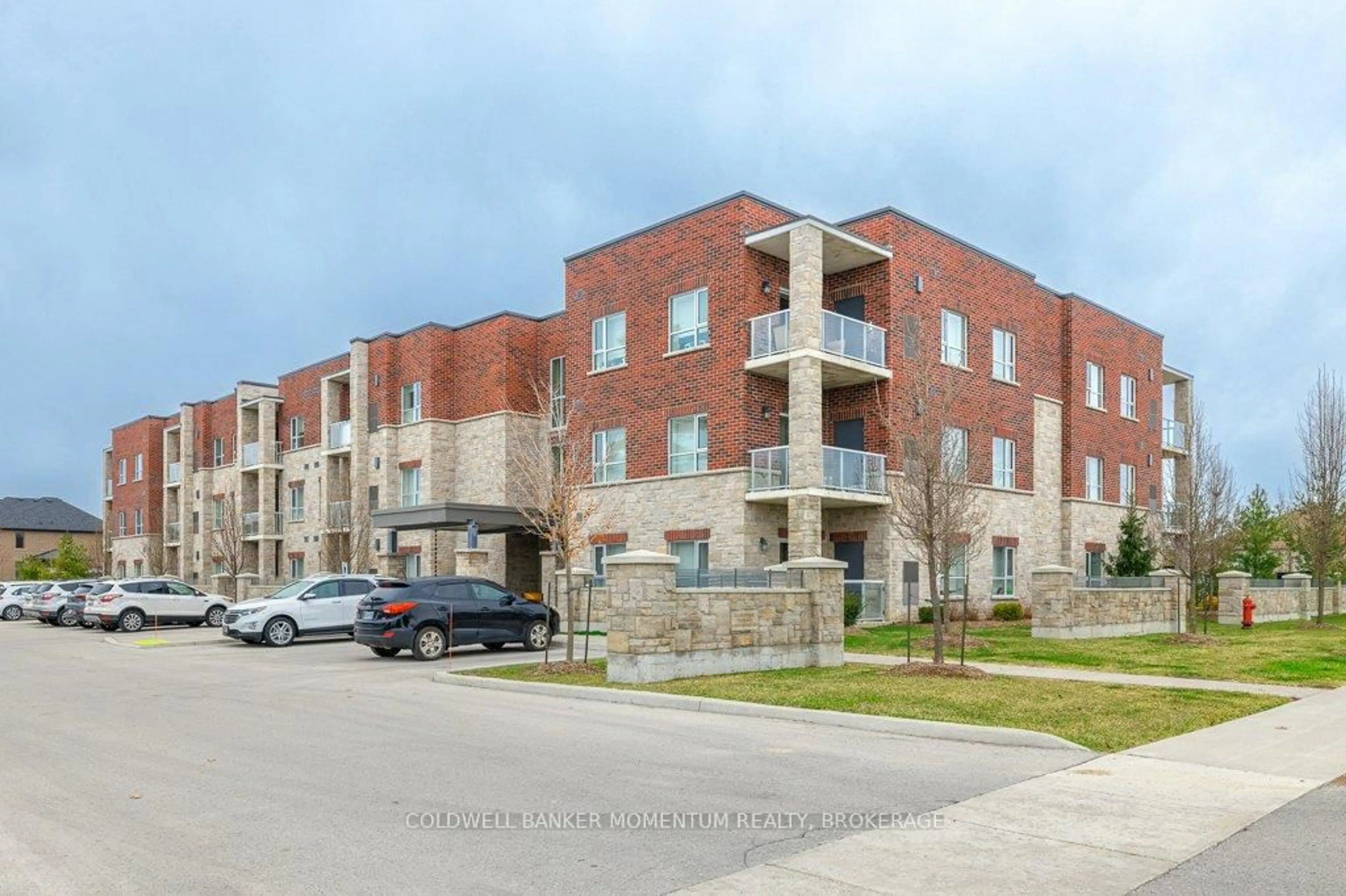 A pic from outside/outdoor area/front of a property/back of a property/a pic from drone, unknown for 529 South Pelham Rd, Welland Ontario L3C 3C7