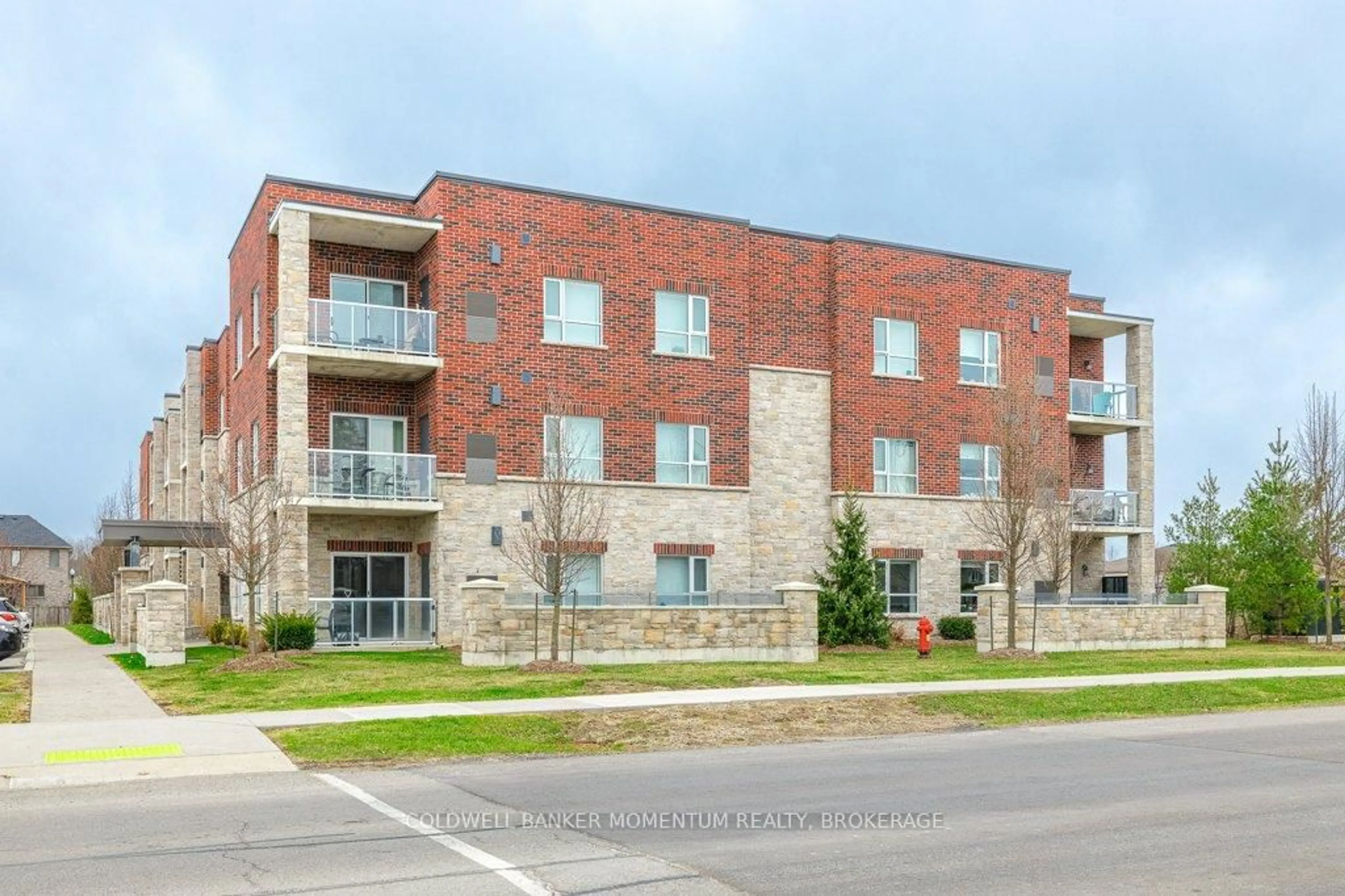 Home with brick exterior material, building for 529 South Pelham Rd, Welland Ontario L3C 3C7