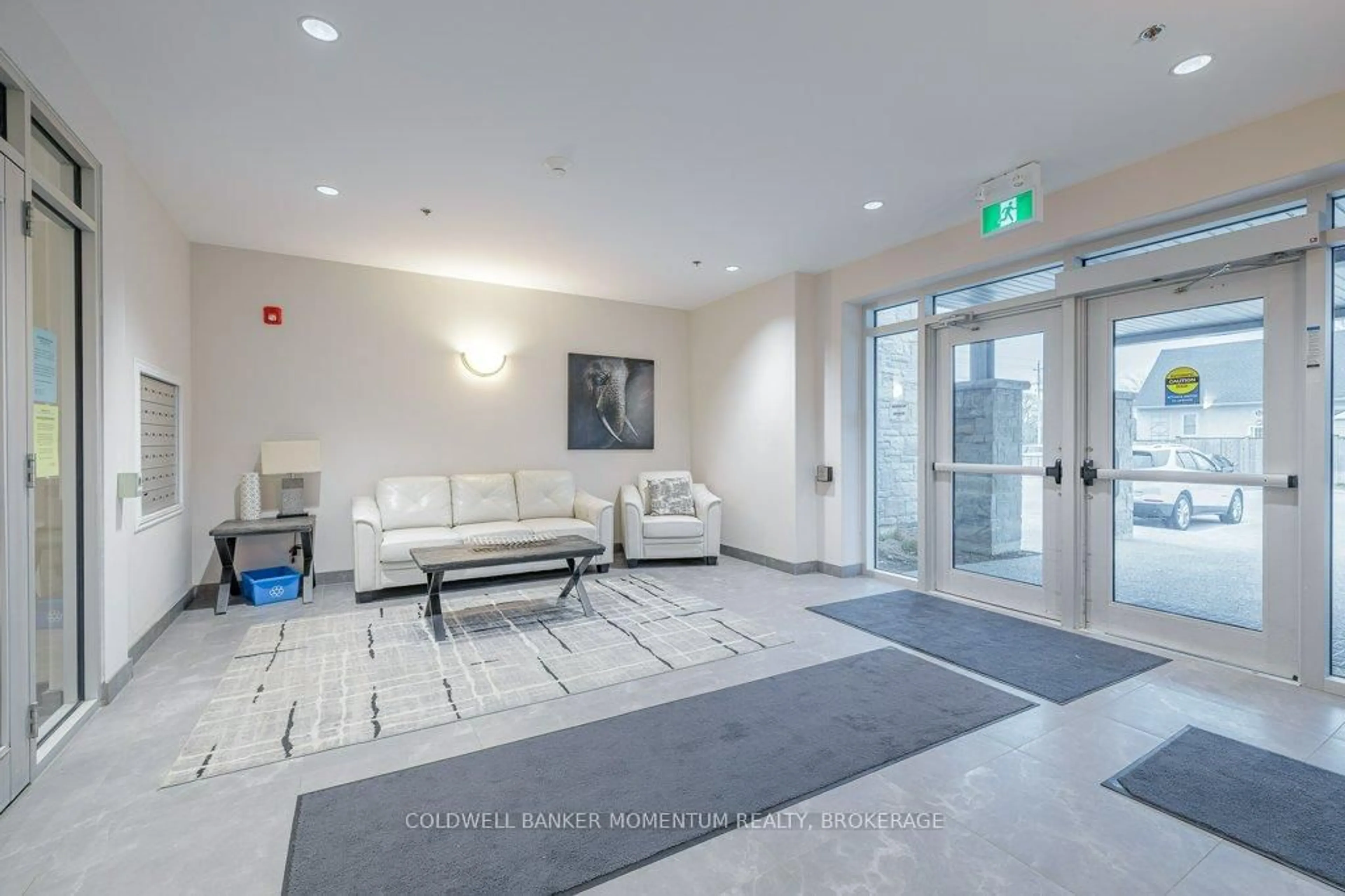 Indoor foyer for 529 South Pelham Rd, Welland Ontario L3C 3C7