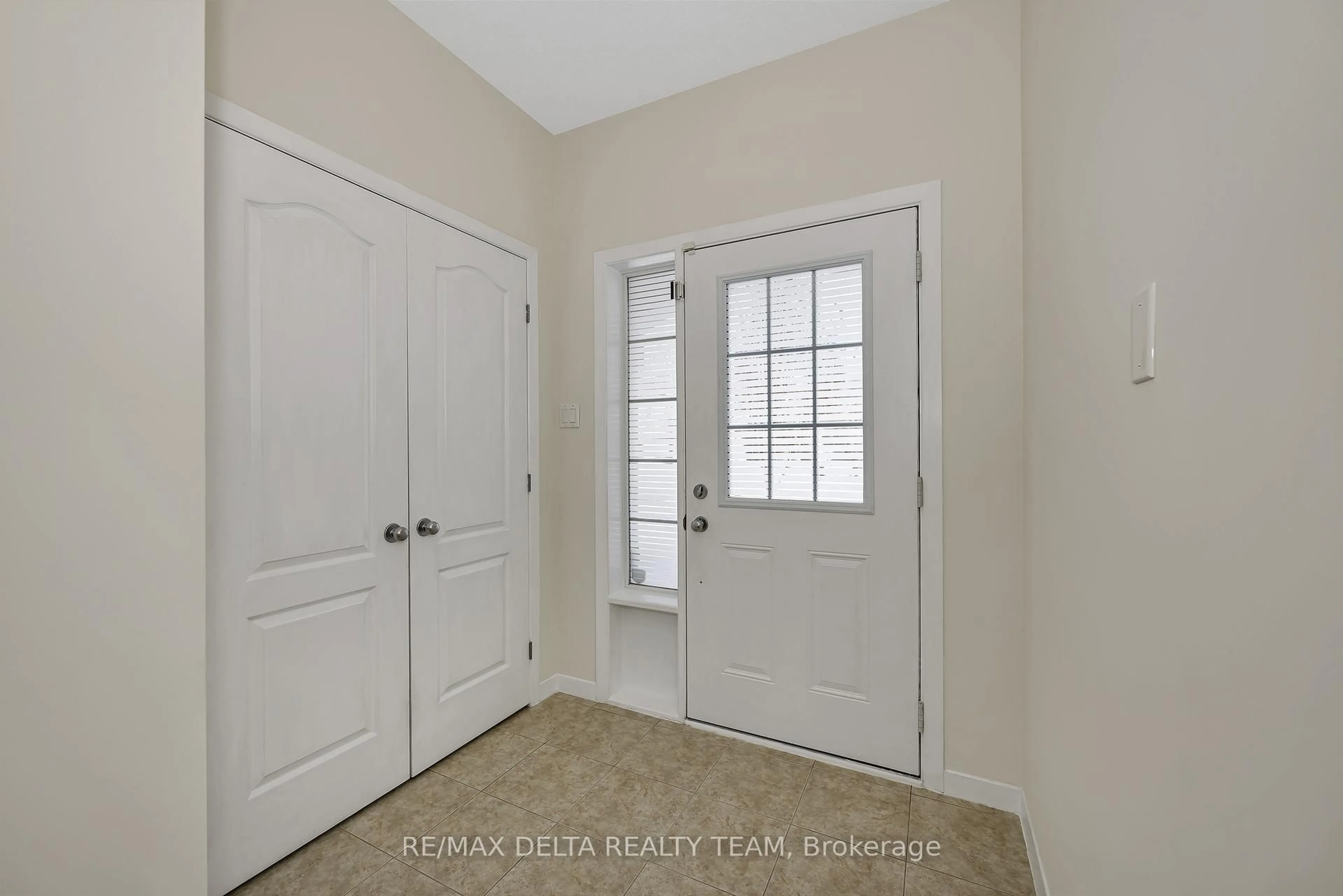 Indoor entryway for 1889 Montmere Ave, Ottawa Ontario K4A 0E7