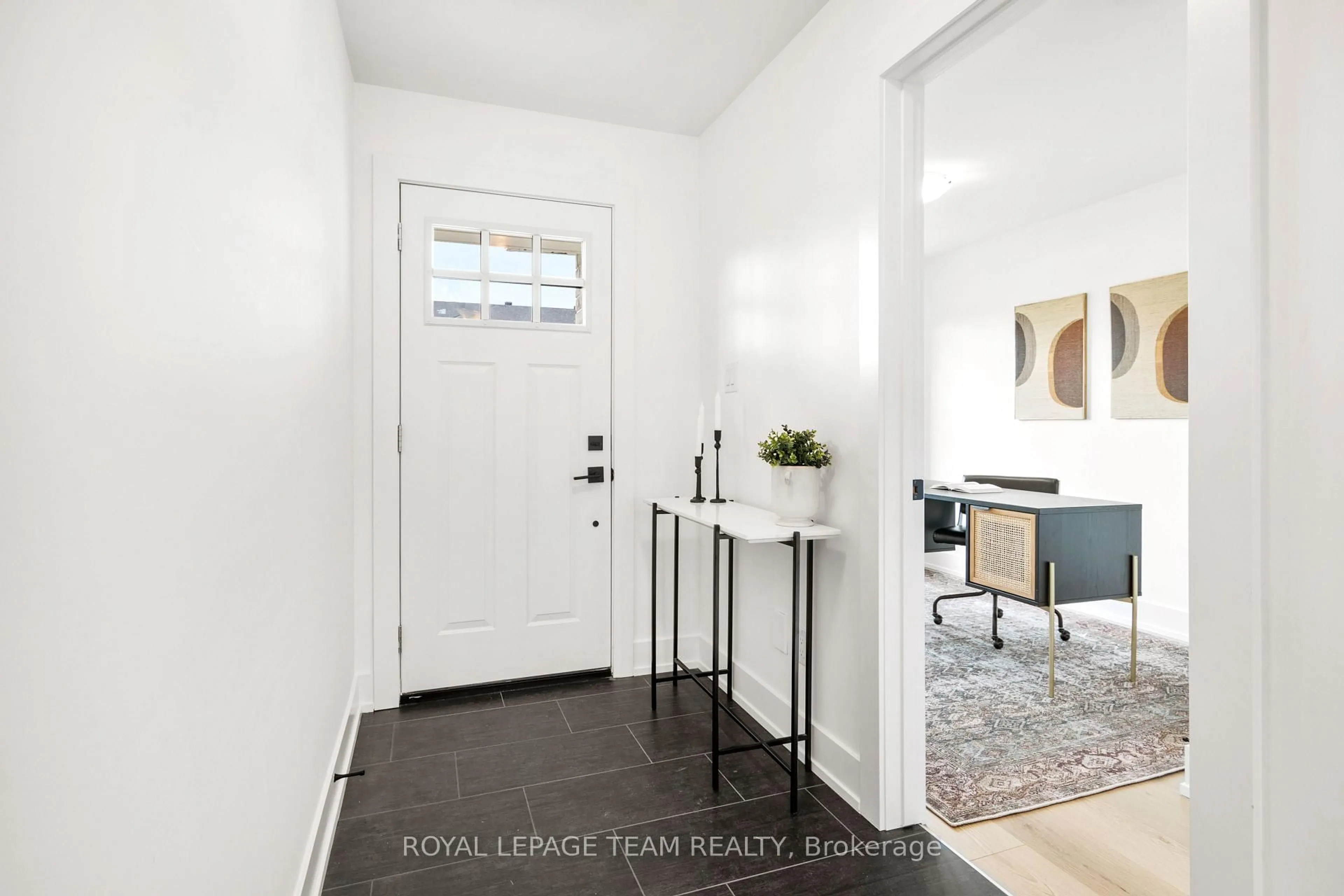 Indoor entryway for 52 Whitcomb Cres, Smiths Falls Ontario K7A 0C2