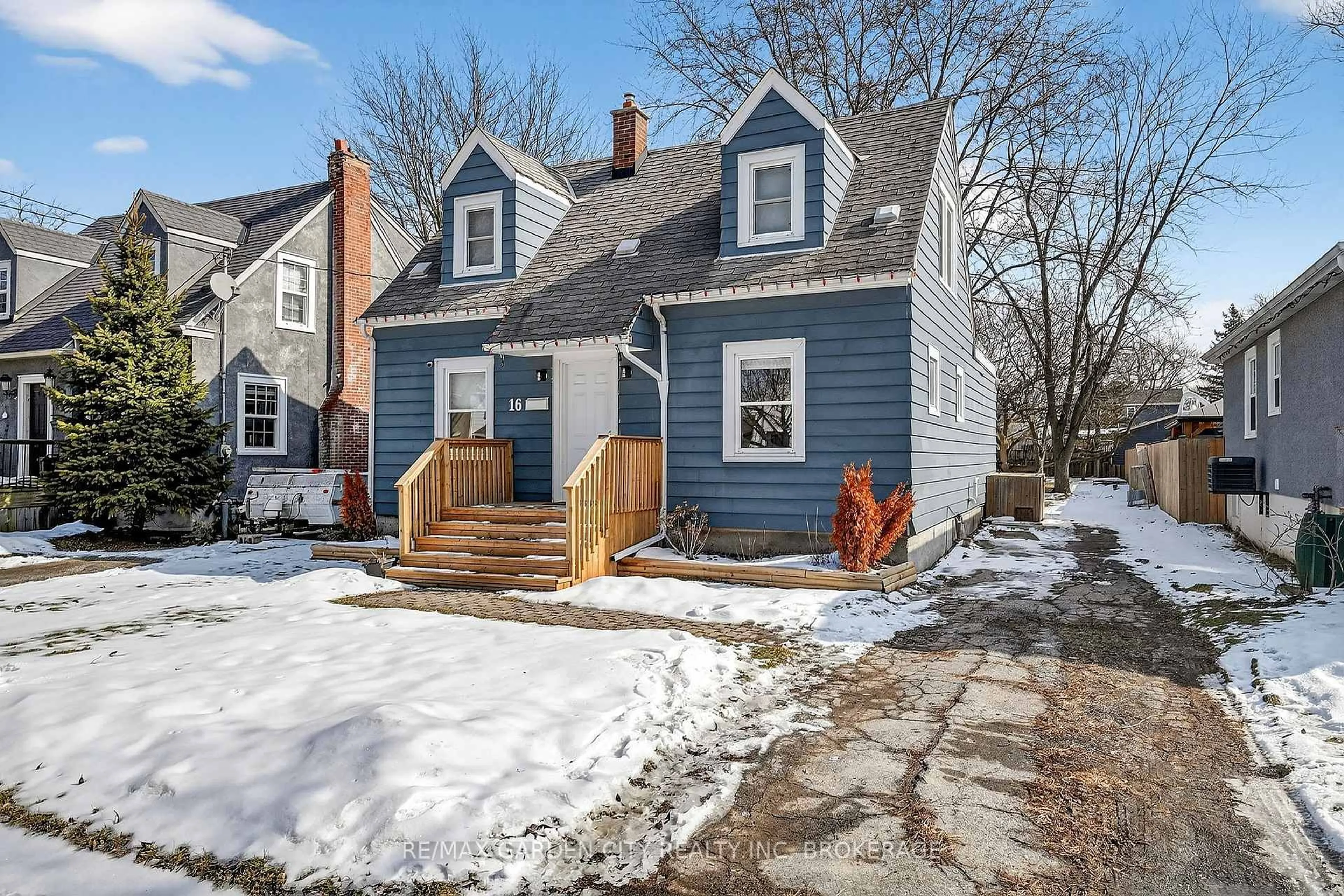 Home with vinyl exterior material, street for 16 Walnut St, Welland Ontario L3C 1E9