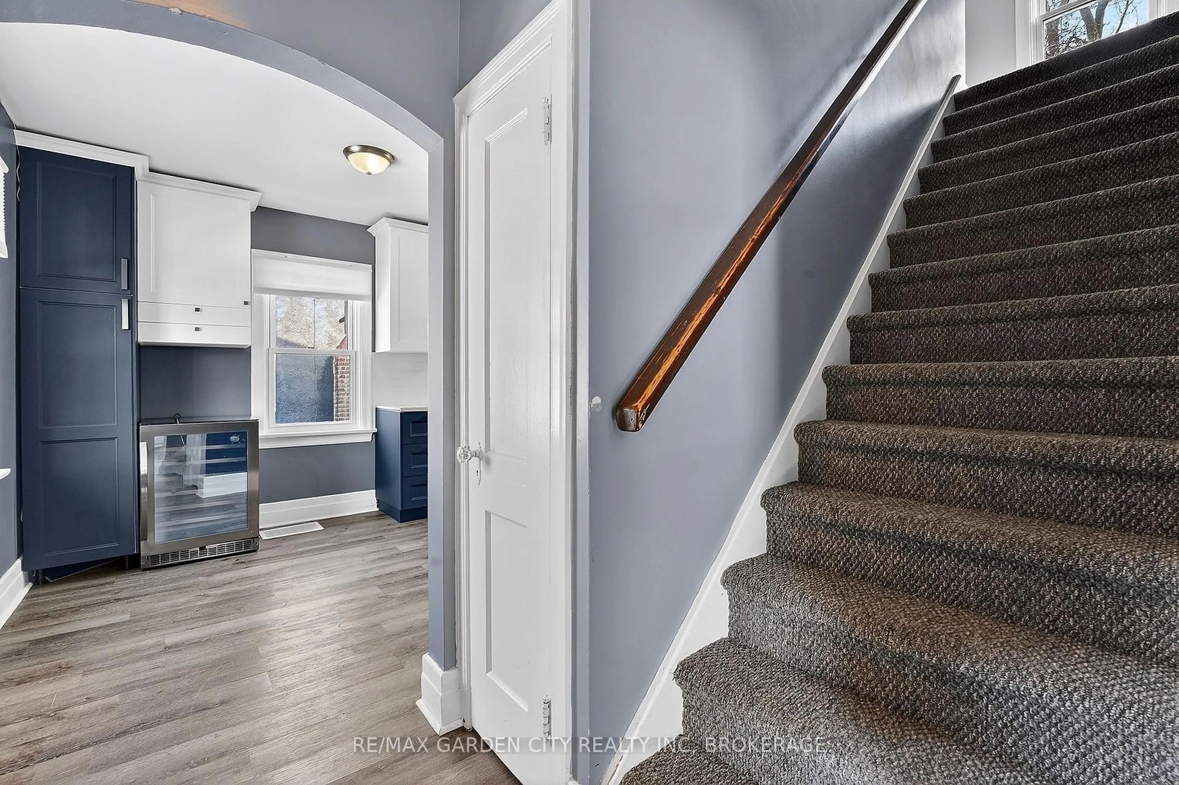 Indoor entryway for 16 Walnut St, Welland Ontario L3C 1E9