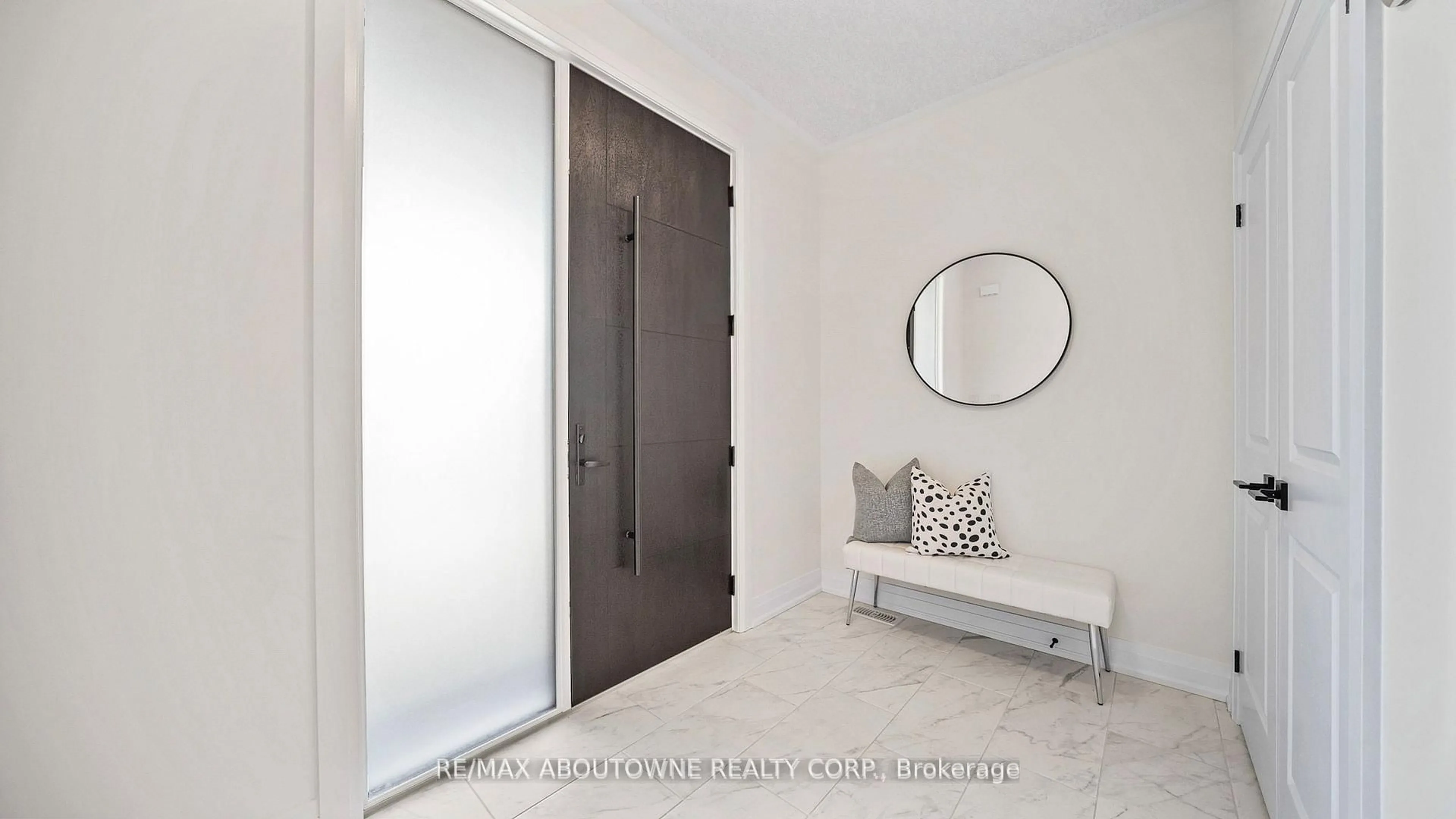 Indoor entryway for 27 Jacob Detweiller Dr, Kitchener Ontario N2P 0K7