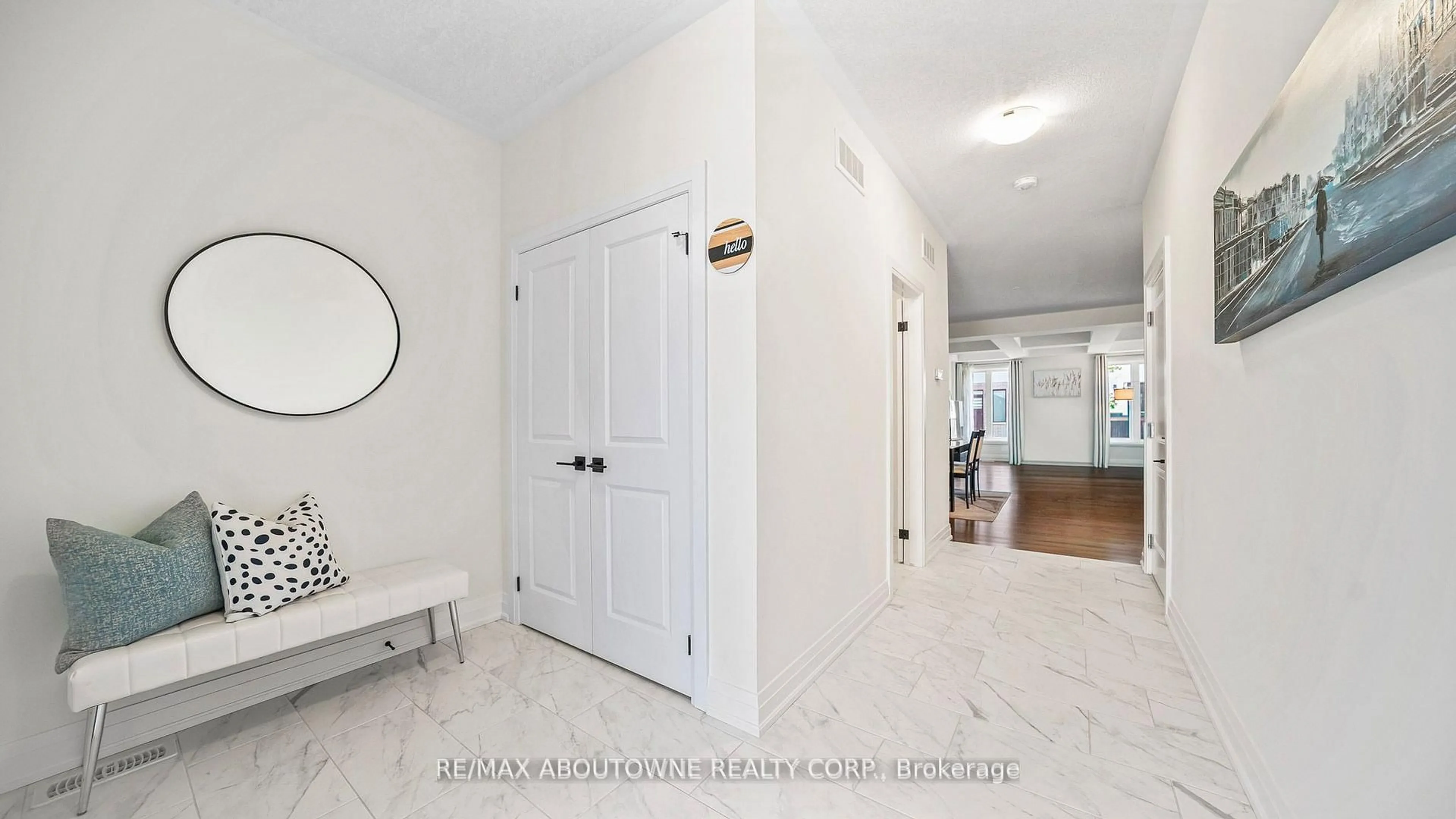 Indoor entryway for 27 Jacob Detweiller Dr, Kitchener Ontario N2P 0K7