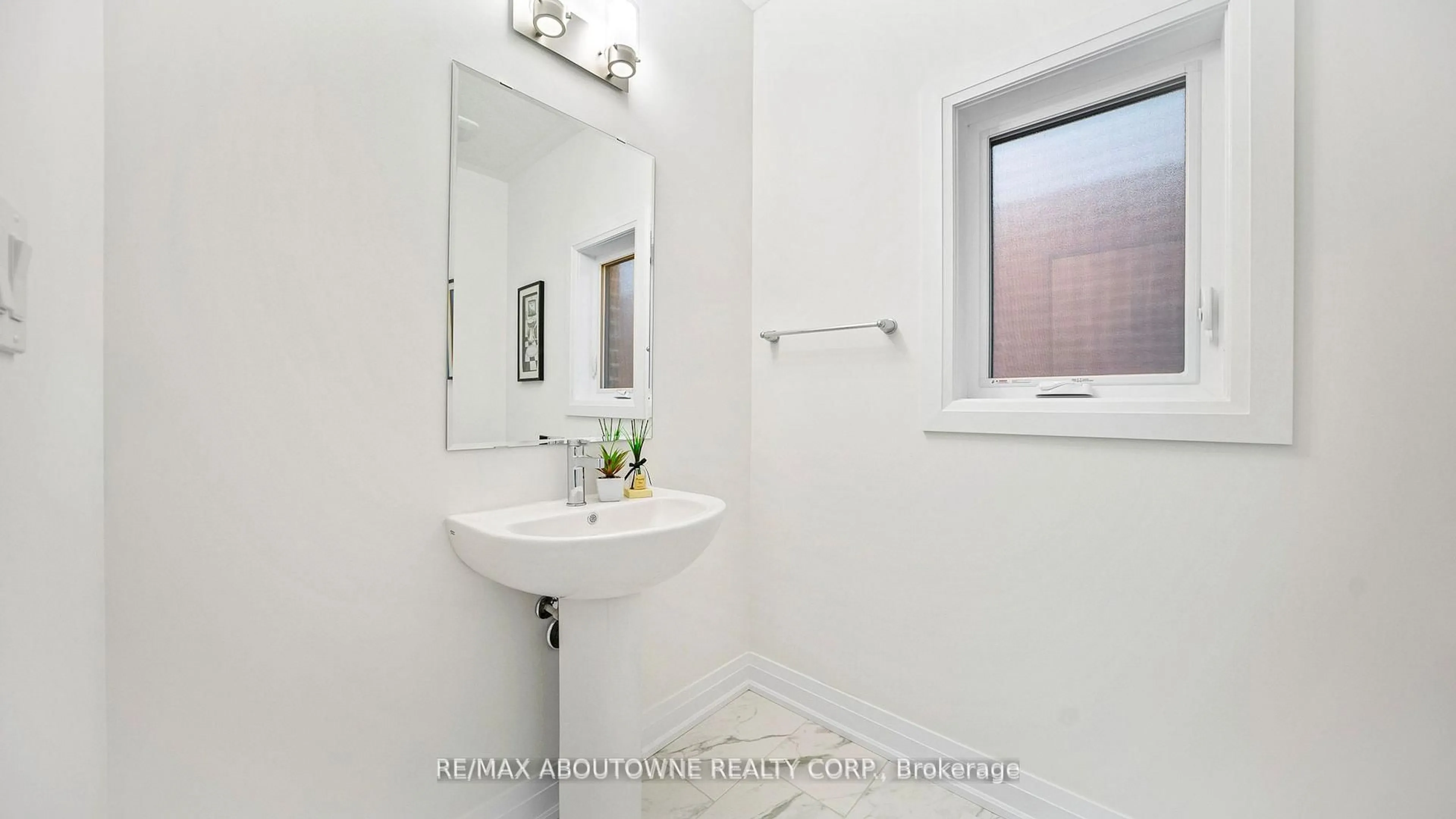 Standard bathroom, ceramic/tile floor for 27 Jacob Detweiller Dr, Kitchener Ontario N2P 0K7