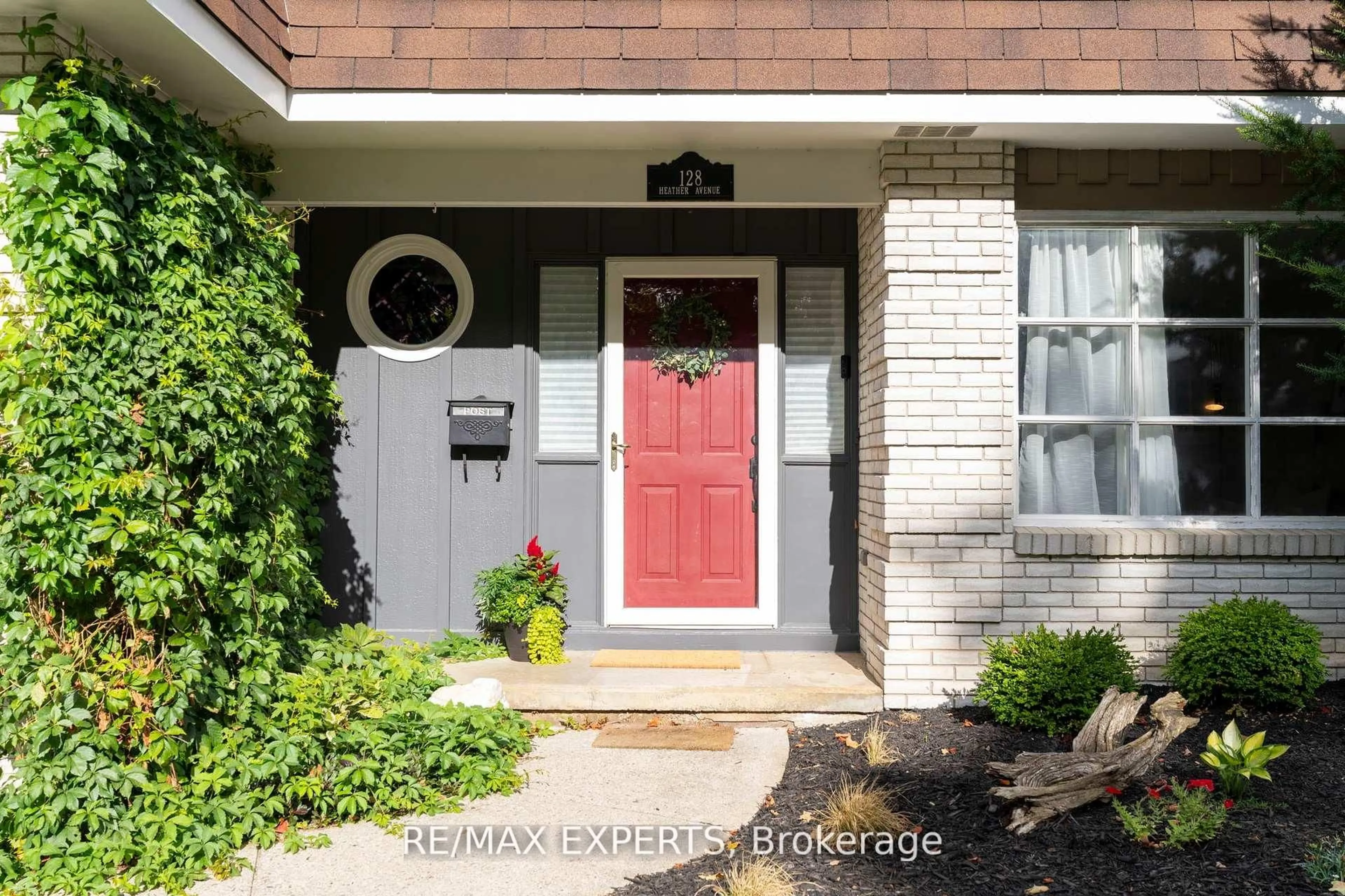 Indoor entryway for 128 Heather Ave, Cambridge Ontario N3C 2Y7