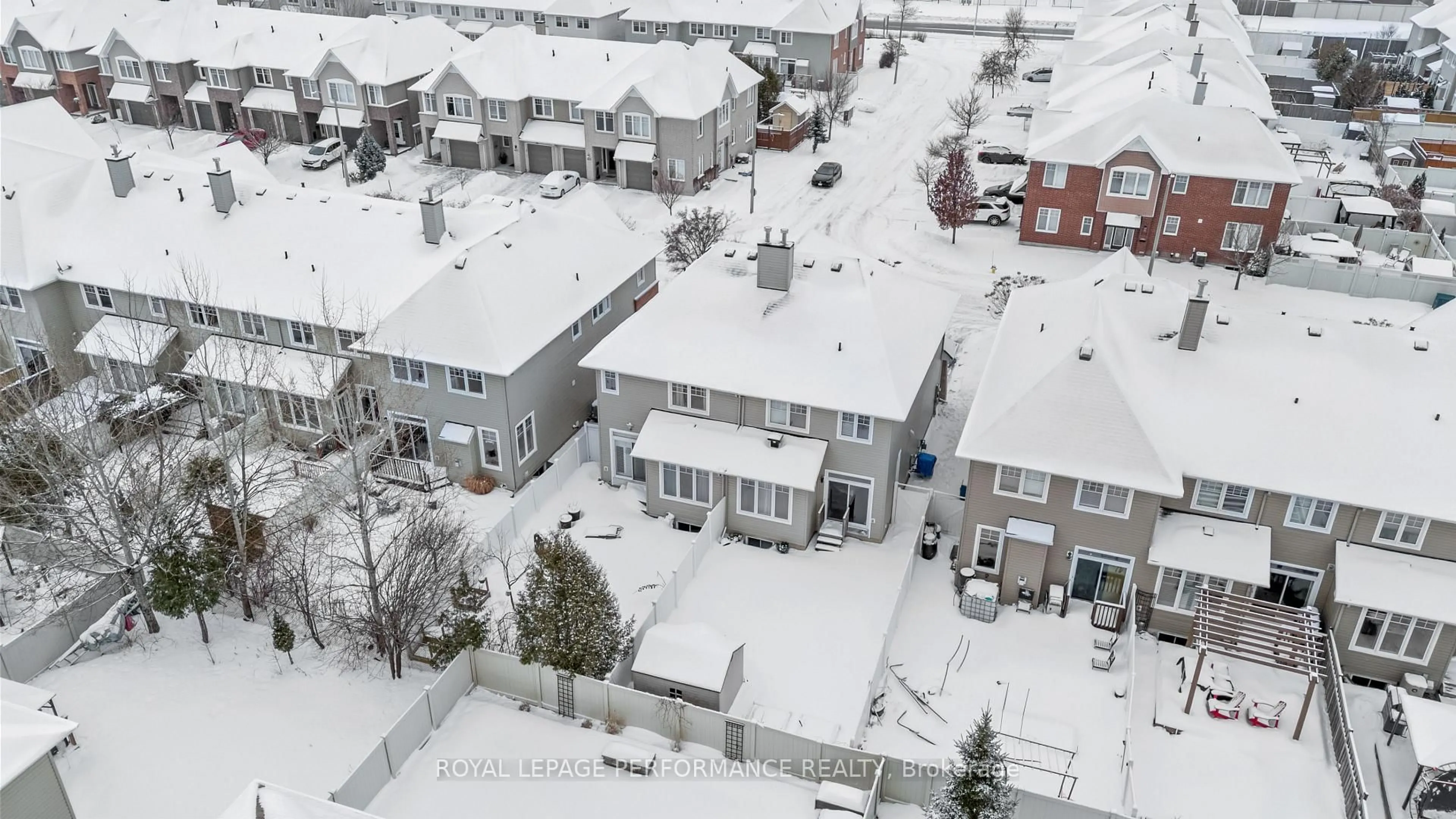 A pic from outside/outdoor area/front of a property/back of a property/a pic from drone, street for 416 Rochefort Circ, Ottawa Ontario K4A 0M8