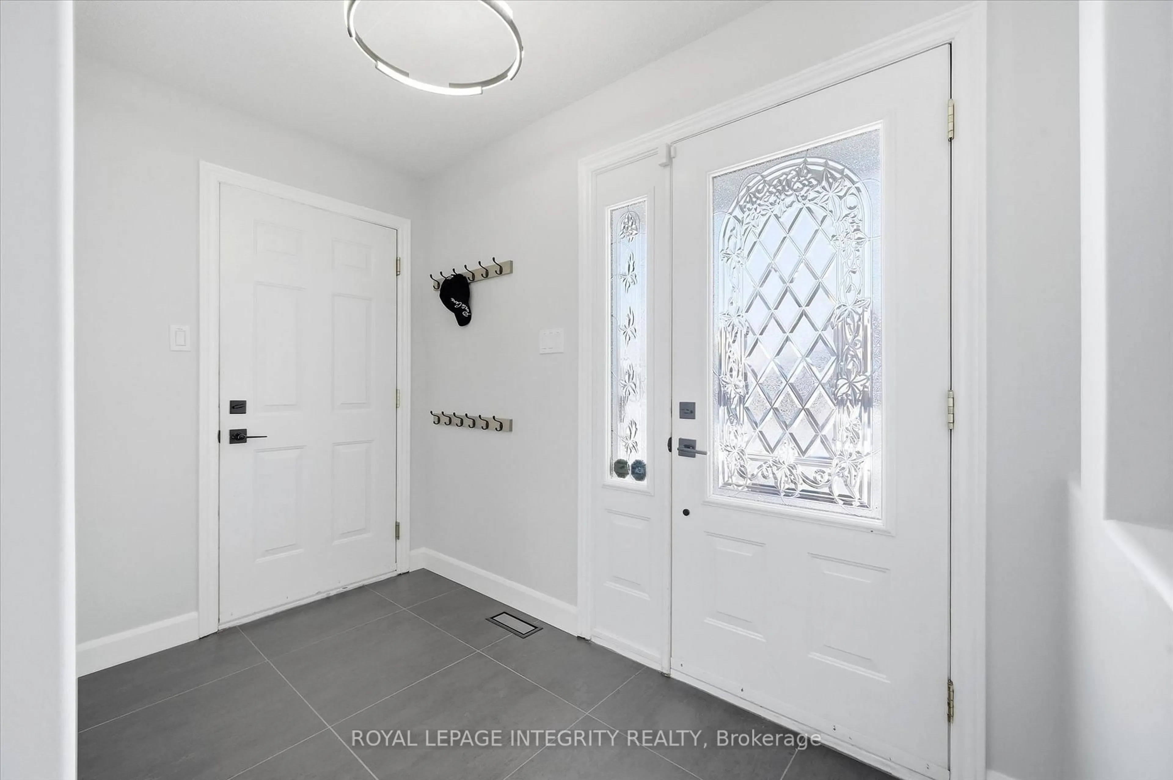 Indoor entryway for 36 Frontenac Blvd, Russell Ontario K0A 1W0
