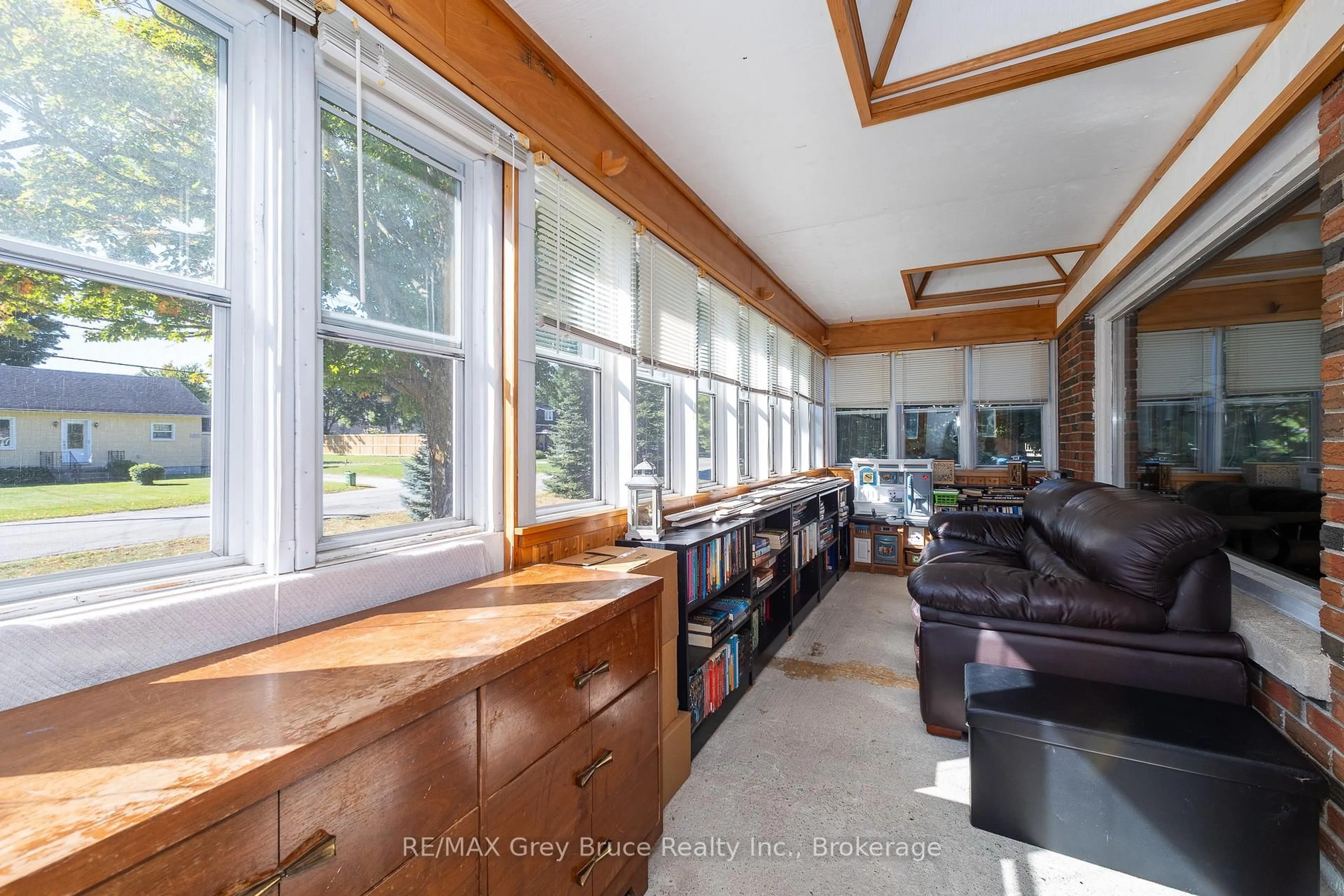 Open concept kitchen, unknown for 836 11TH St, Owen Sound Ontario N4K 3T3