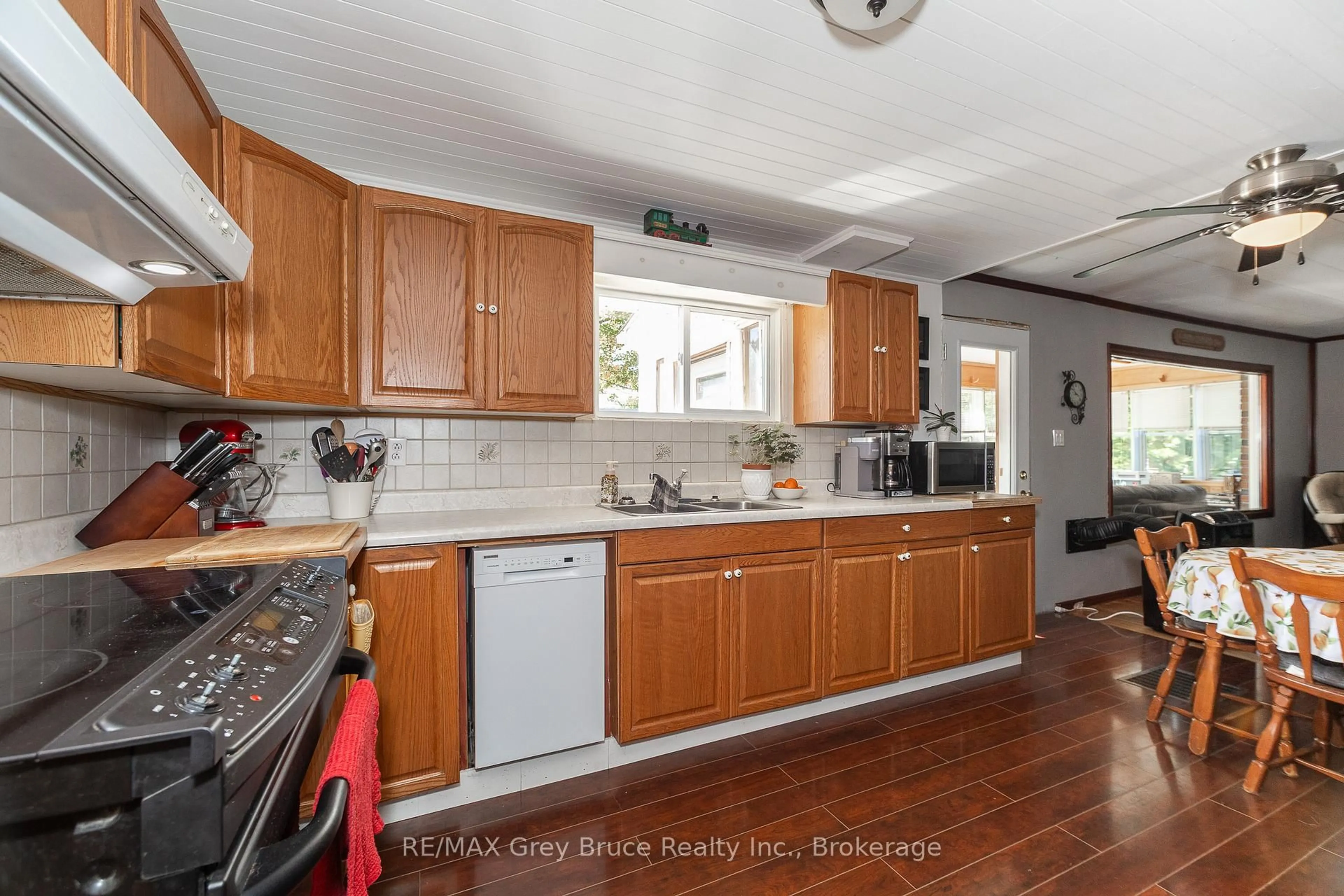 Standard kitchen, unknown for 836 11TH St, Owen Sound Ontario N4K 3T3
