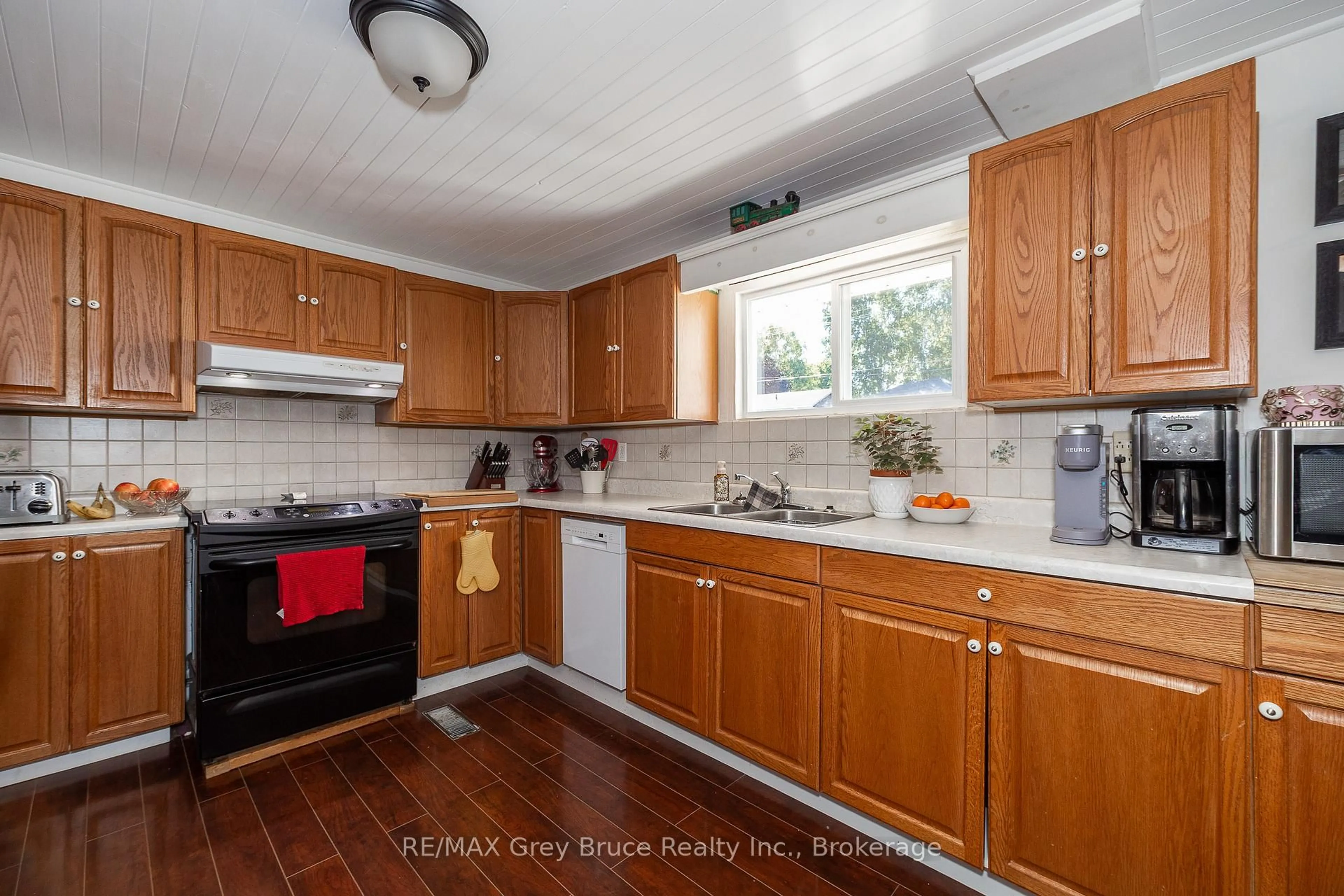 Standard kitchen, unknown for 836 11TH St, Owen Sound Ontario N4K 3T3