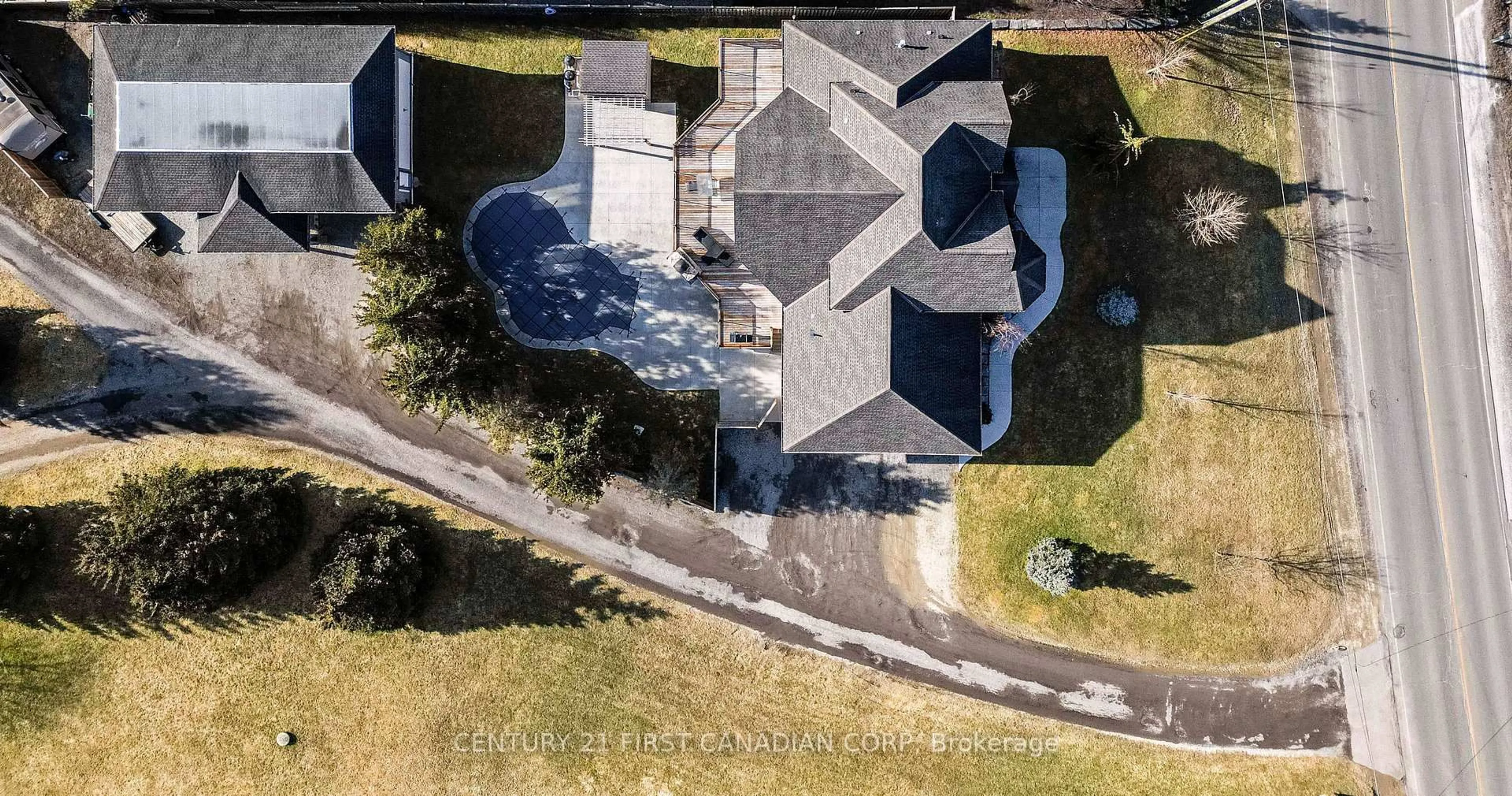 A pic from outside/outdoor area/front of a property/back of a property/a pic from drone, street for 1659 Hamilton Rd, London South Ontario N6M 1G5
