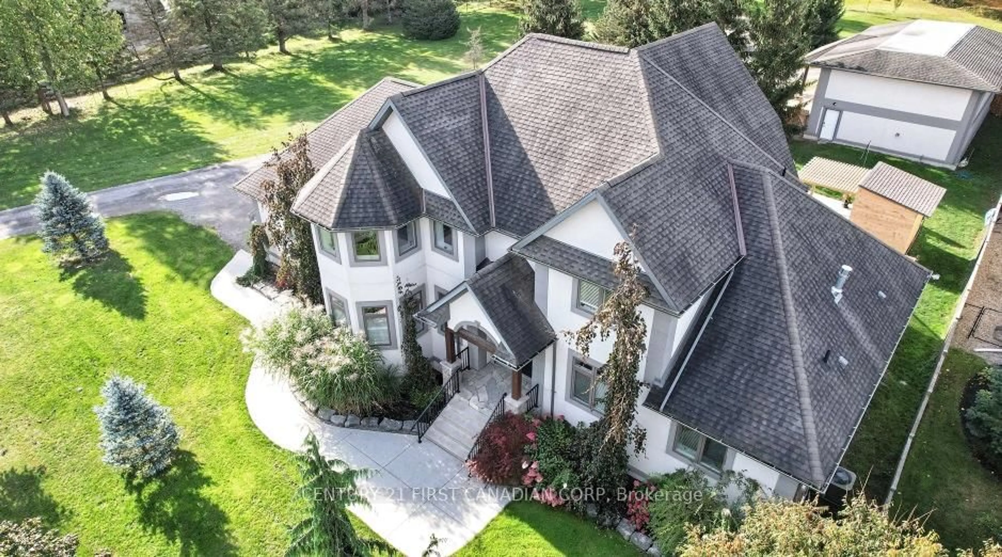 A pic from outside/outdoor area/front of a property/back of a property/a pic from drone, street for 1659 Hamilton Rd, London South Ontario N6M 1G5