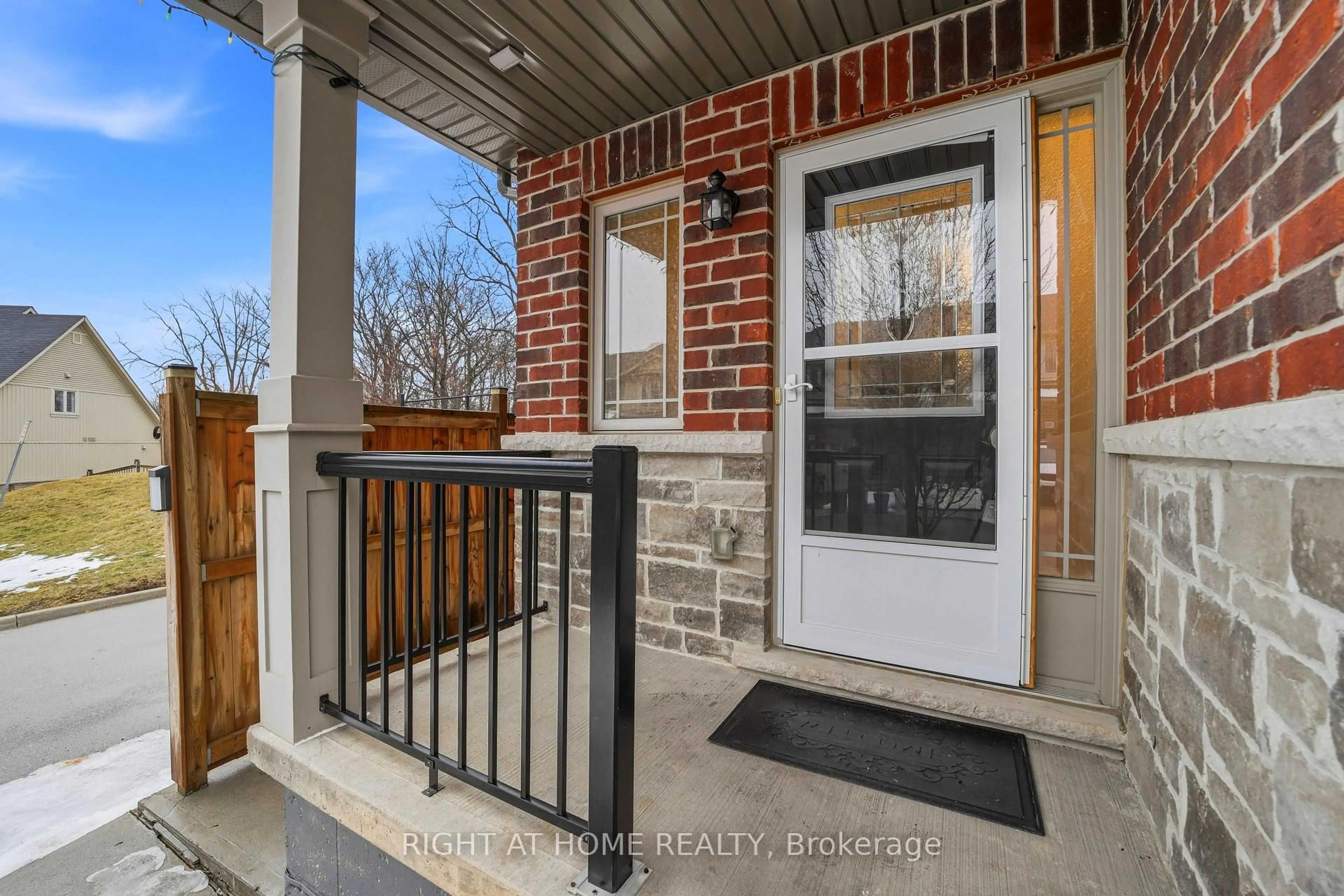Indoor entryway for 32 Rolling Lane, Hamilton Ontario L8K 0A1