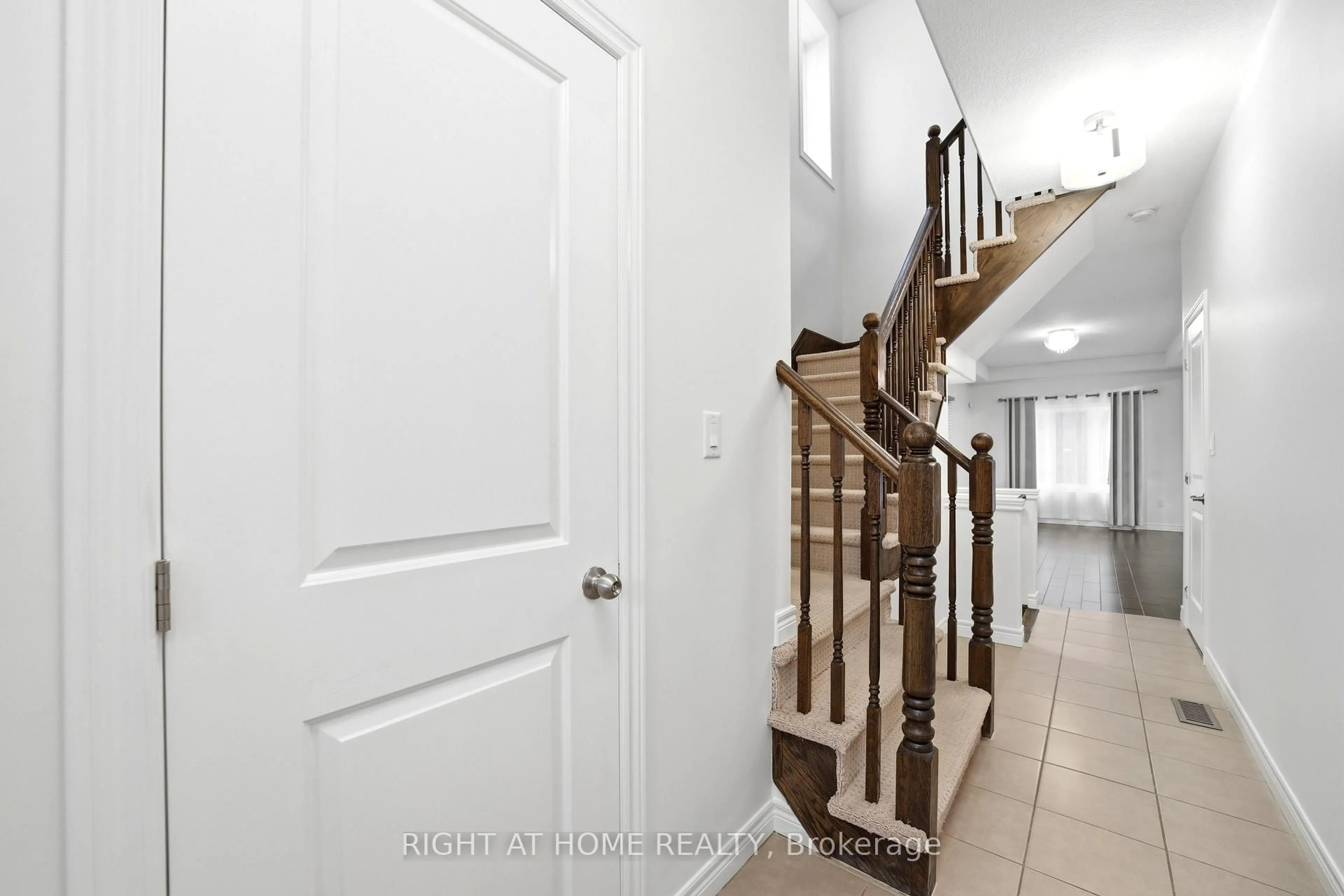 Indoor foyer for 32 Rolling Lane, Hamilton Ontario L8K 0A1