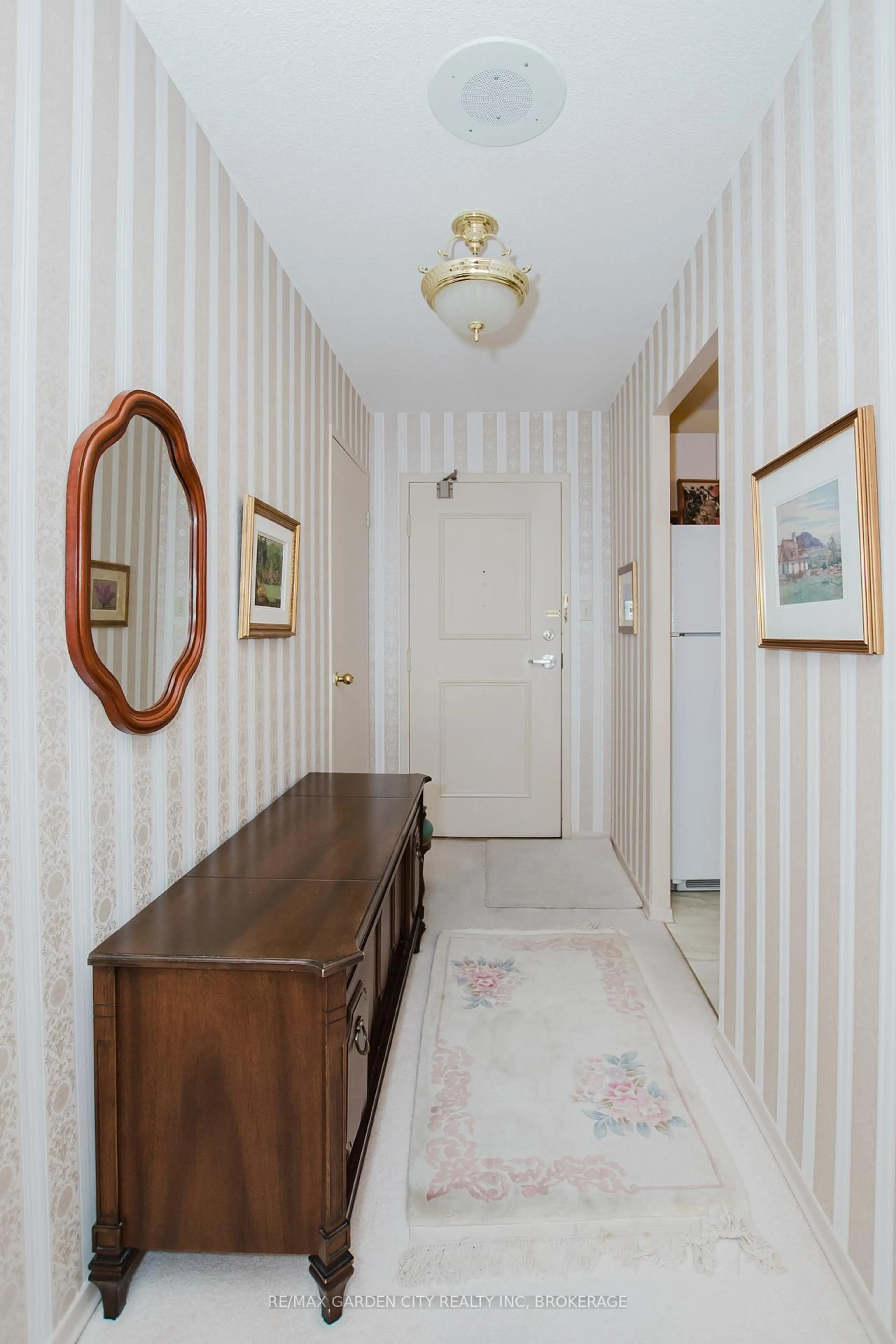 Indoor foyer for 7 Gale Cres #307, St. Catharines Ontario L2R 7M8