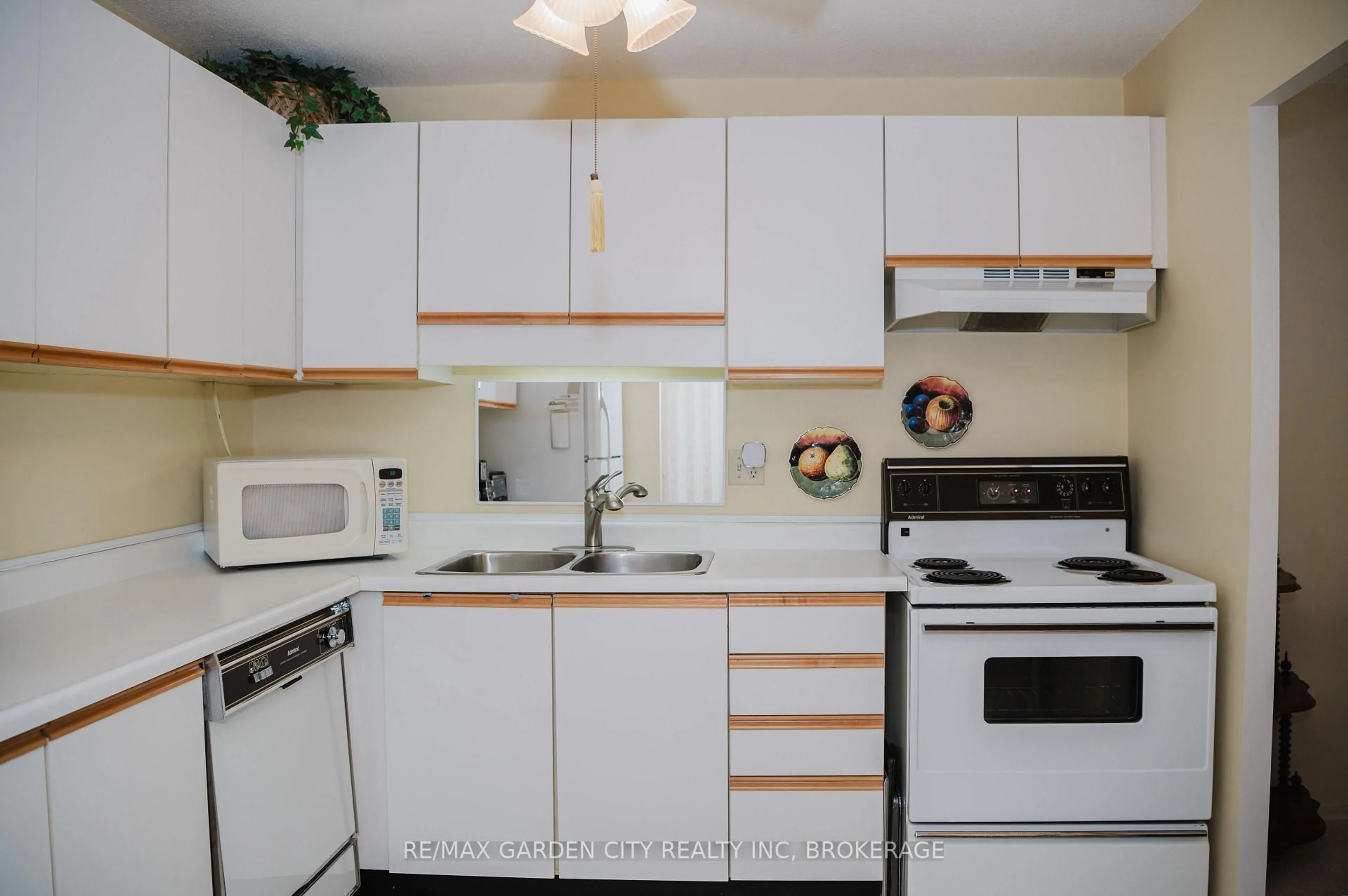 Standard kitchen, unknown for 7 Gale Cres #307, St. Catharines Ontario L2R 7M8