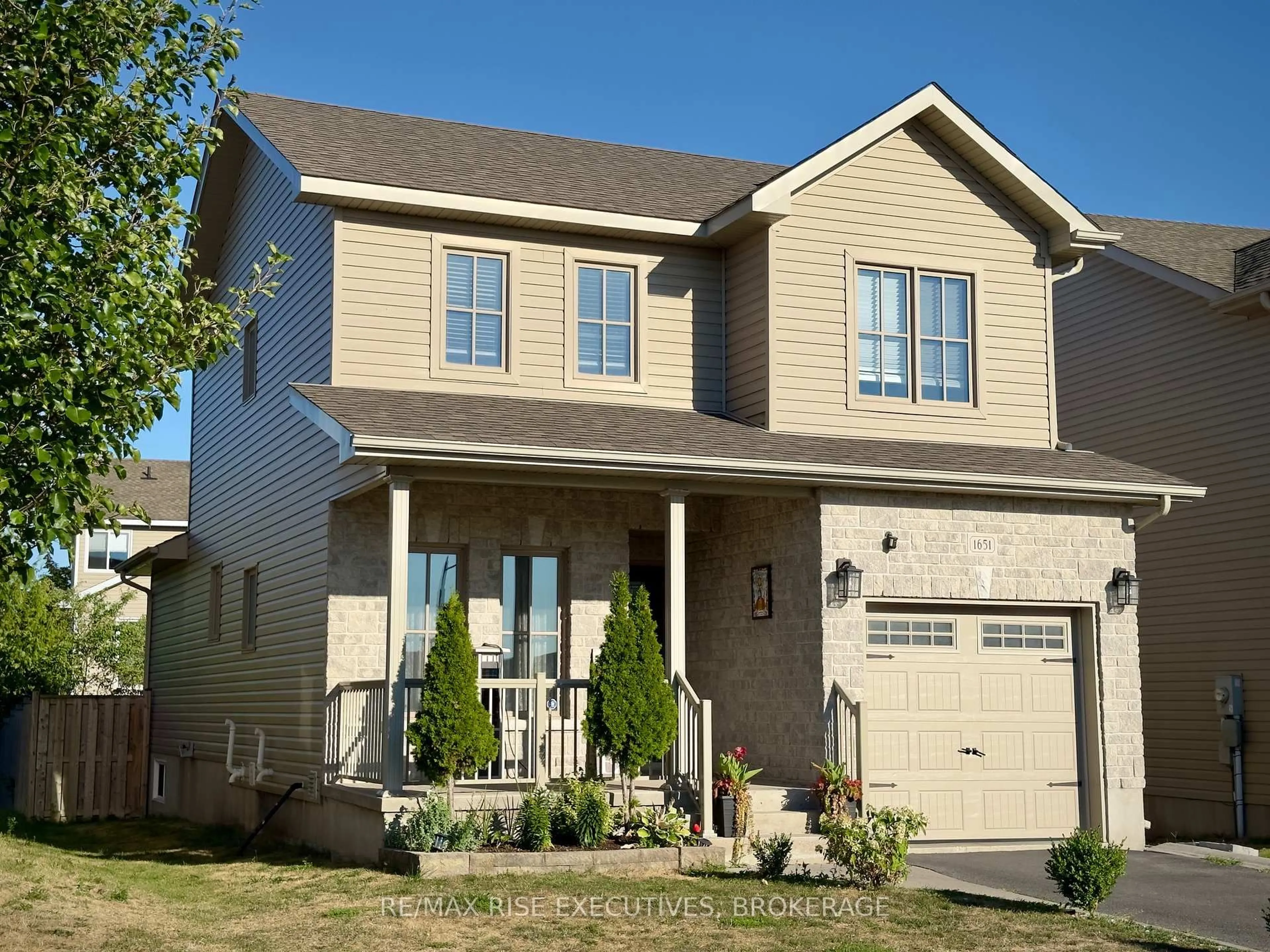 Home with vinyl exterior material, street for 1651 Crimson Cres, Kingston Ontario K7P 0J3