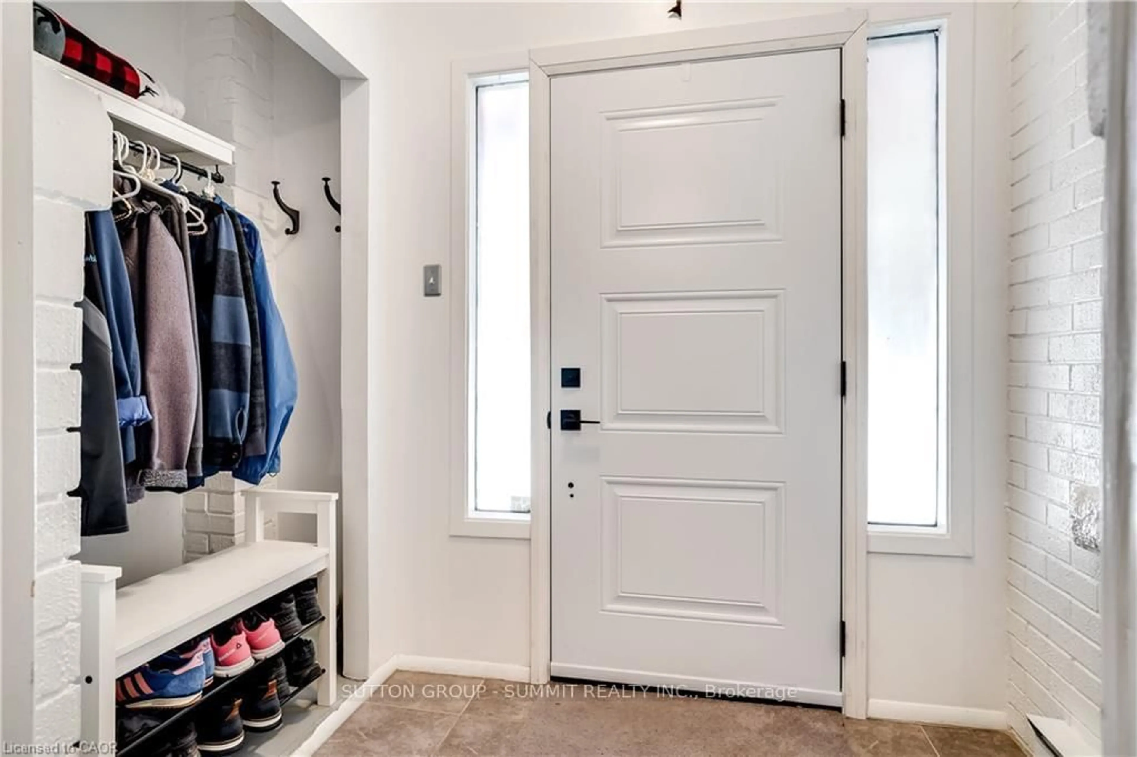 Indoor entryway for 287 Graham Ave, Hamilton Ontario L8K 2M7