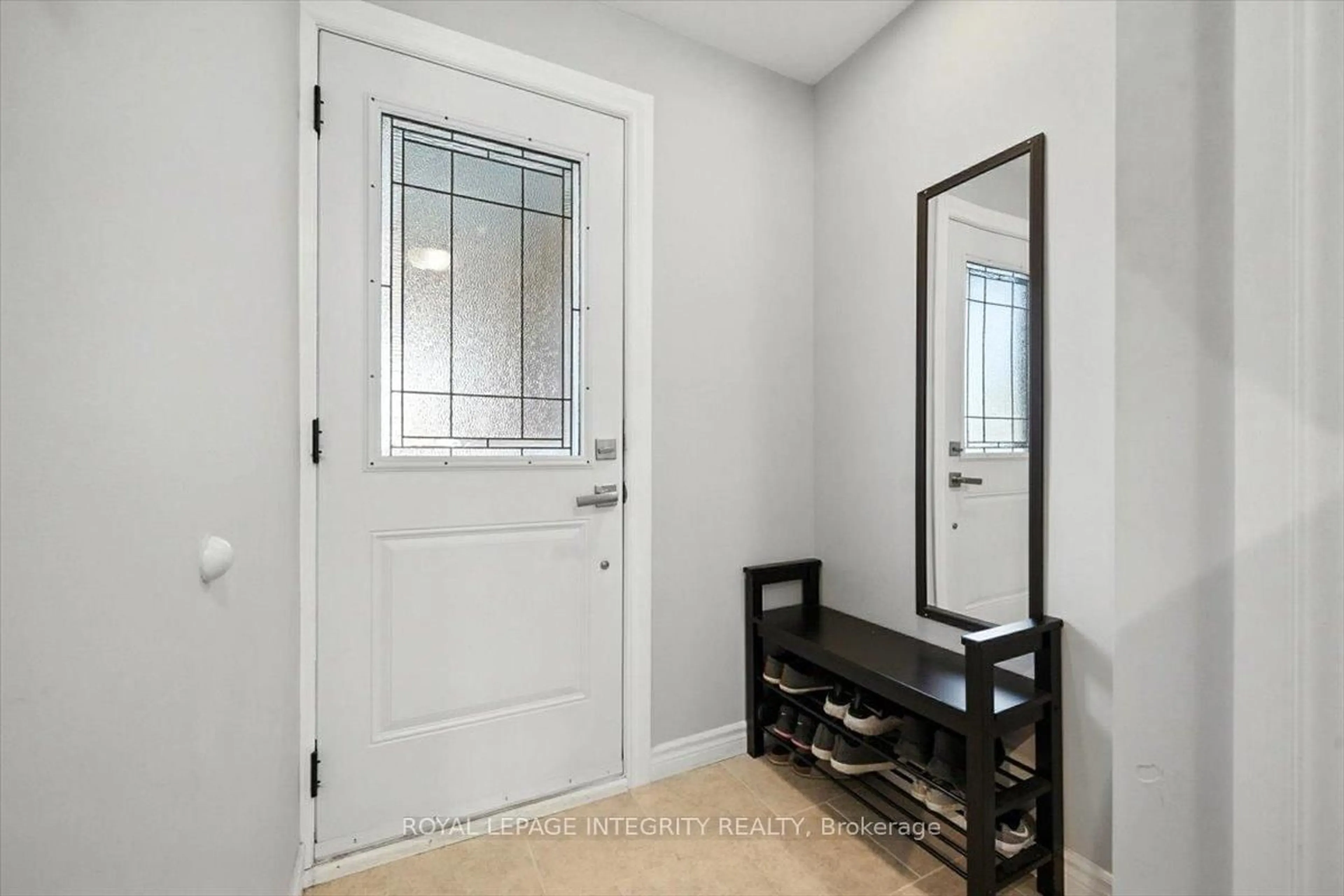 Indoor entryway for 1097 Moselle Cres, Orleans Ontario K1C 2S8