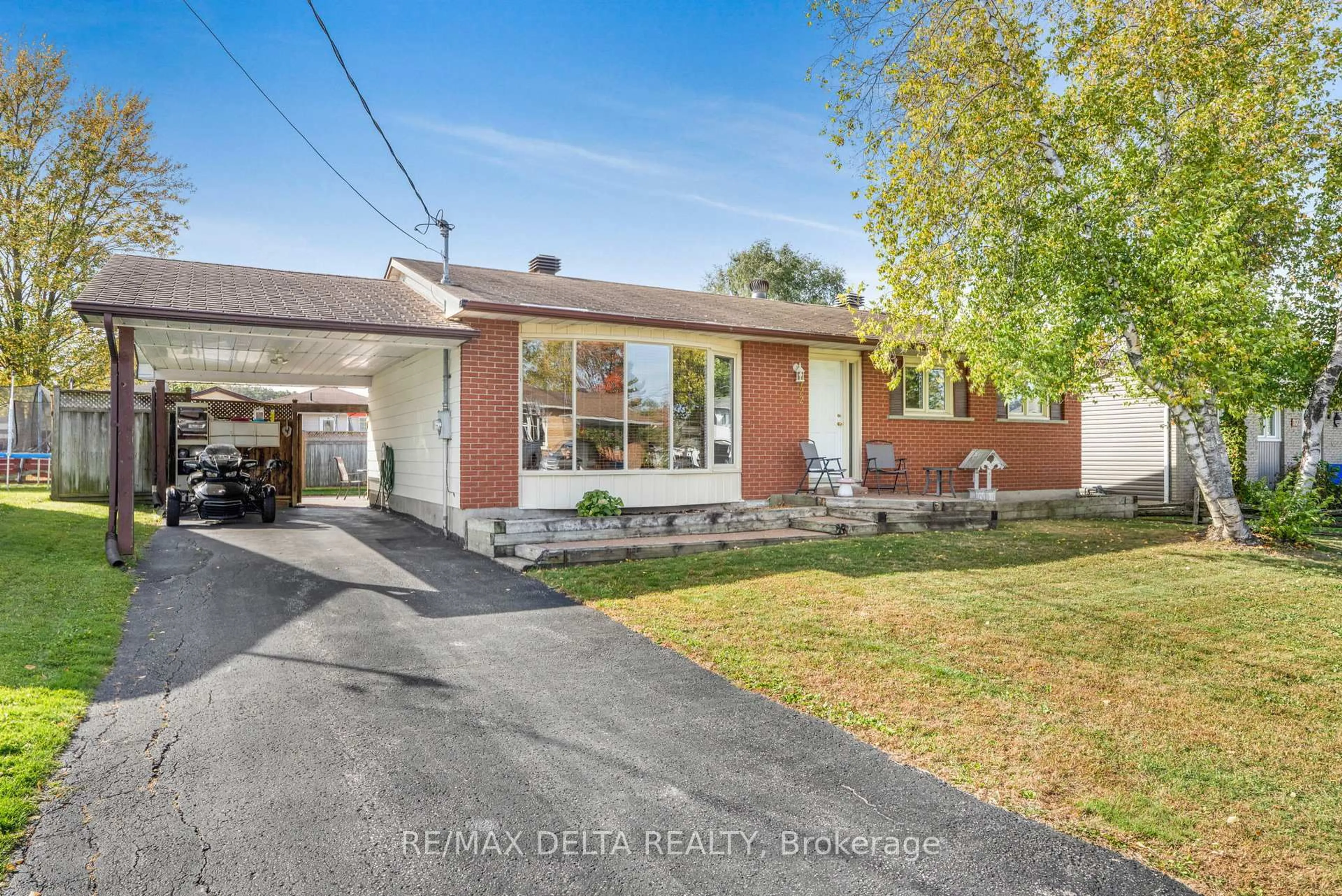 A pic from outside/outdoor area/front of a property/back of a property/a pic from drone, street for 722 Nicole St, Clarence-Rockland Ontario K4K 1G4