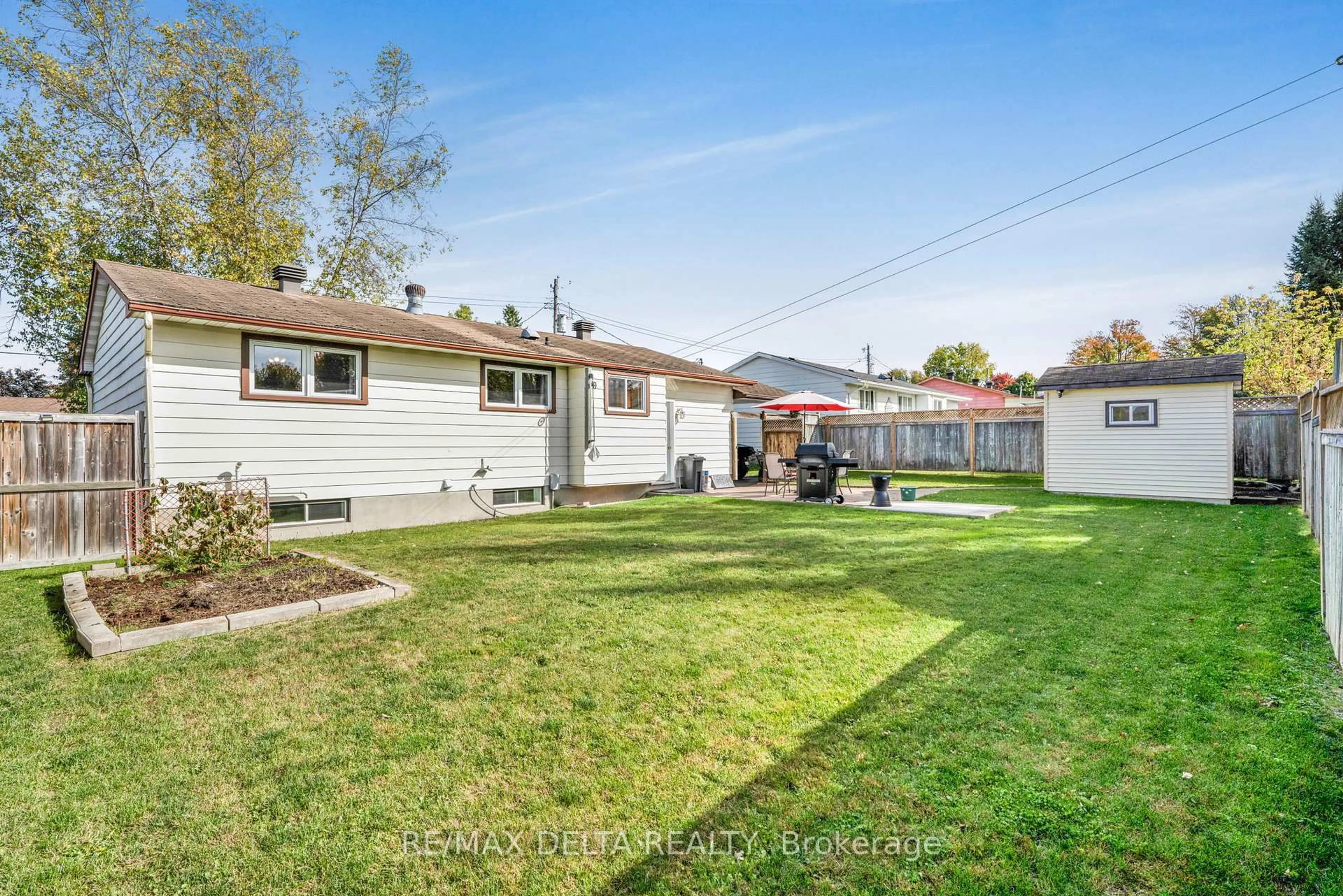 A pic from outside/outdoor area/front of a property/back of a property/a pic from drone, street for 722 Nicole St, Clarence-Rockland Ontario K4K 1G4