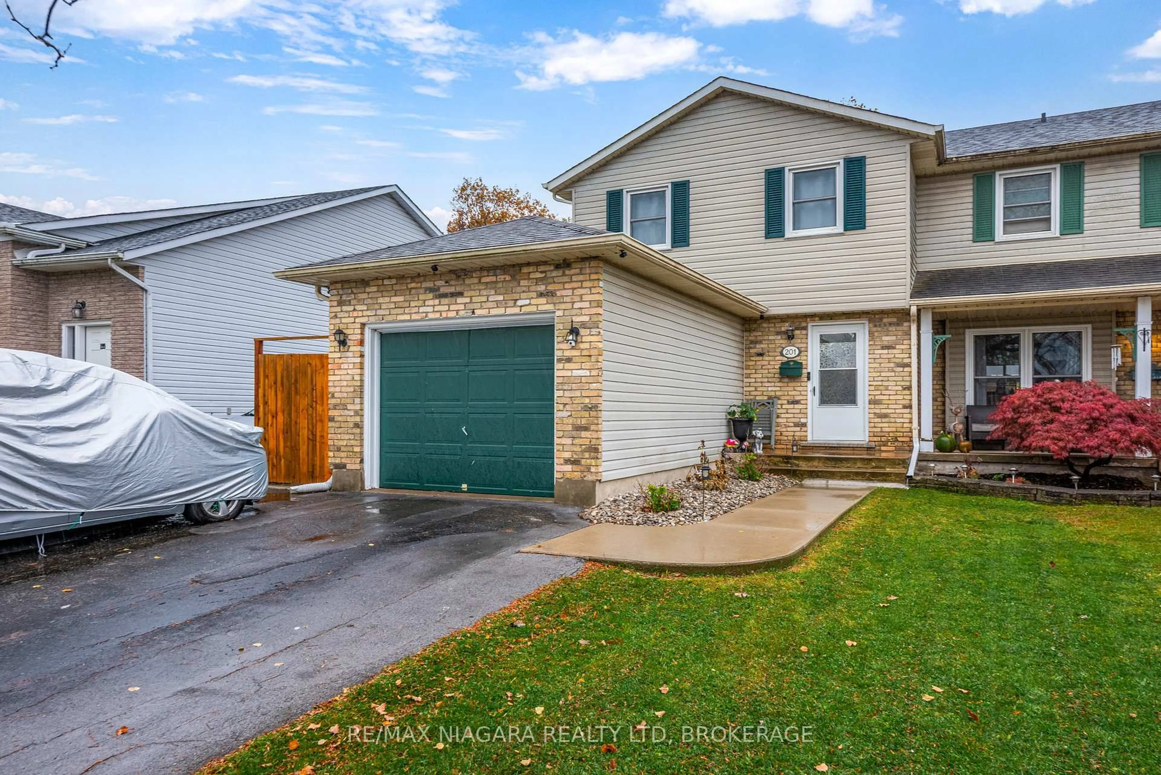 Home with vinyl exterior material, street for 201 Windsor St, Welland Ontario L3C 7E3