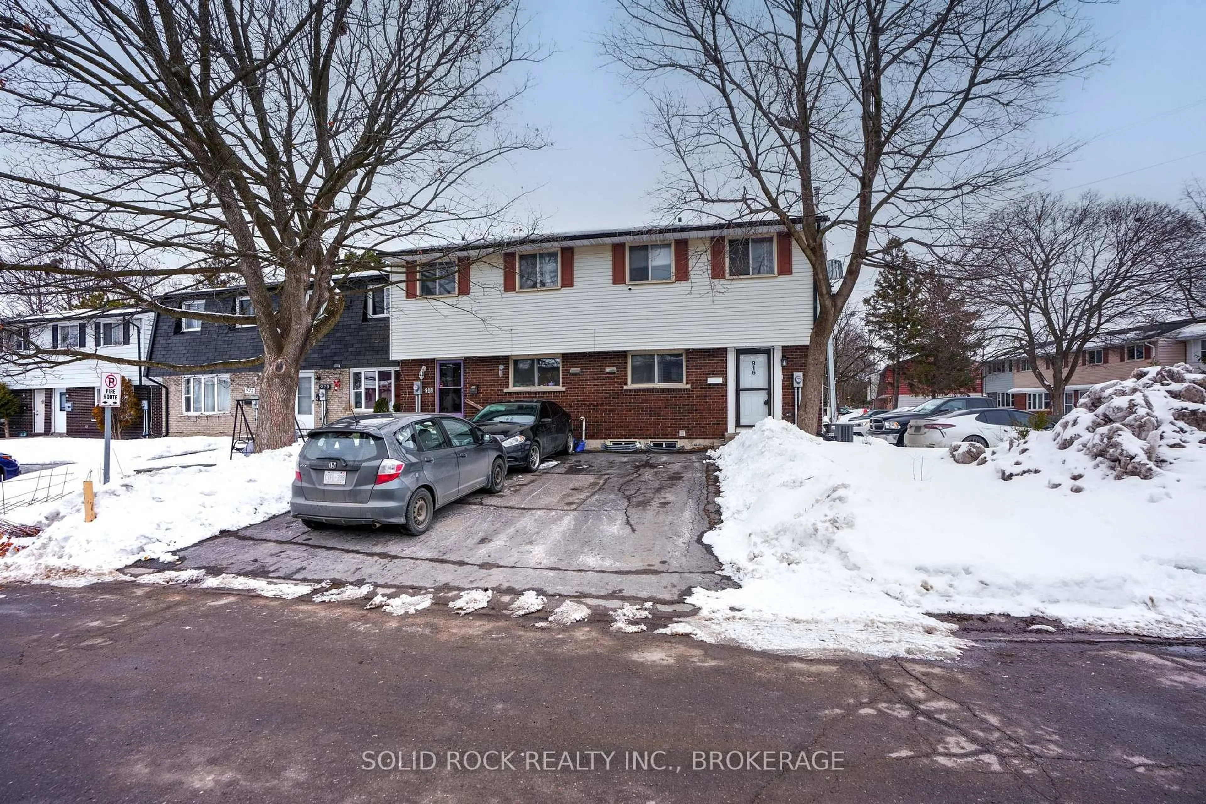 A pic from outside/outdoor area/front of a property/back of a property/a pic from drone, street for 916 Oakview Ave, Kingston Ontario K7M 6V6