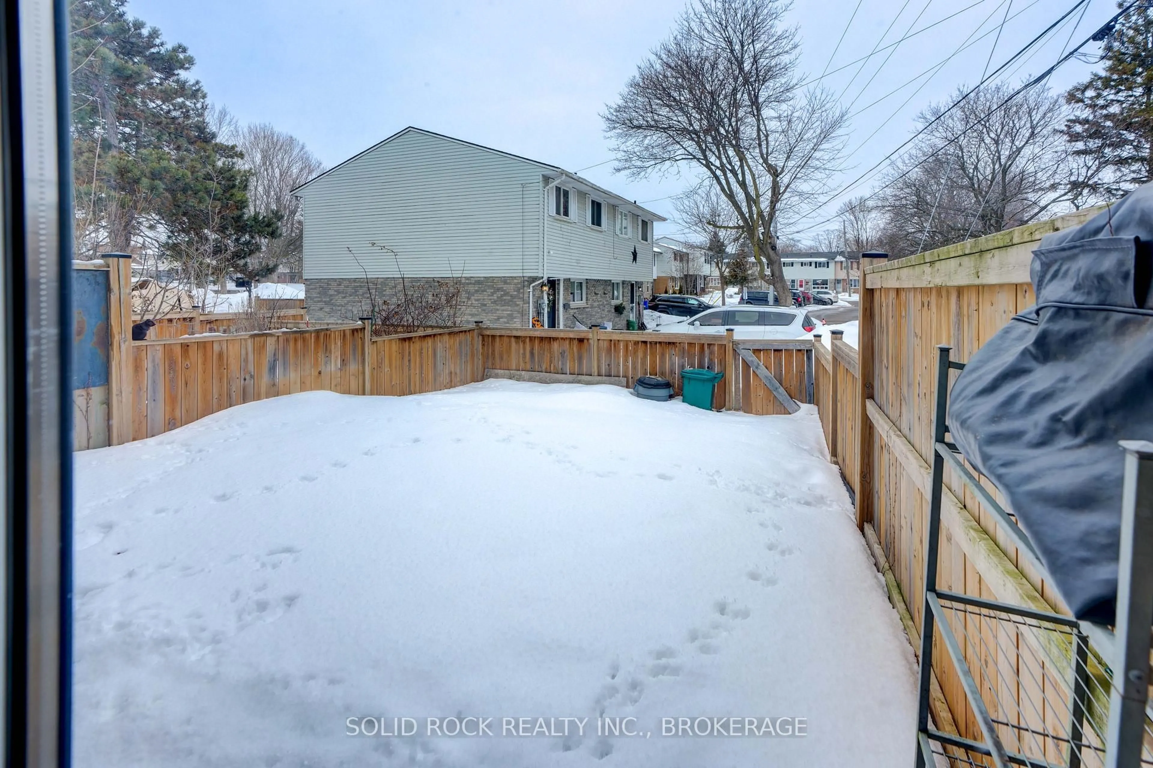 A pic from outside/outdoor area/front of a property/back of a property/a pic from drone, street for 916 Oakview Ave, Kingston Ontario K7M 6V6