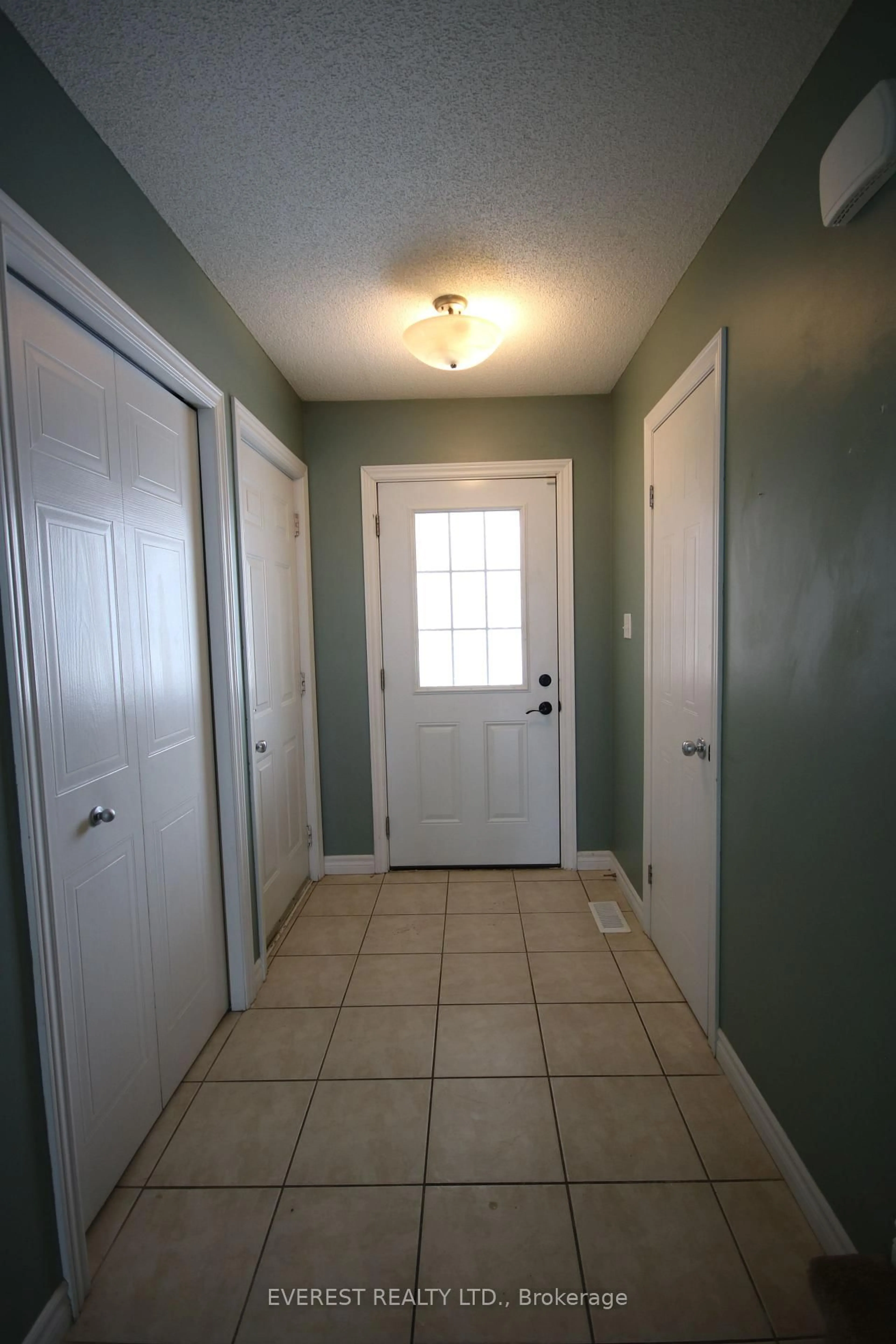 Indoor entryway for 1581 Purser St, London East Ontario N5V 5J3