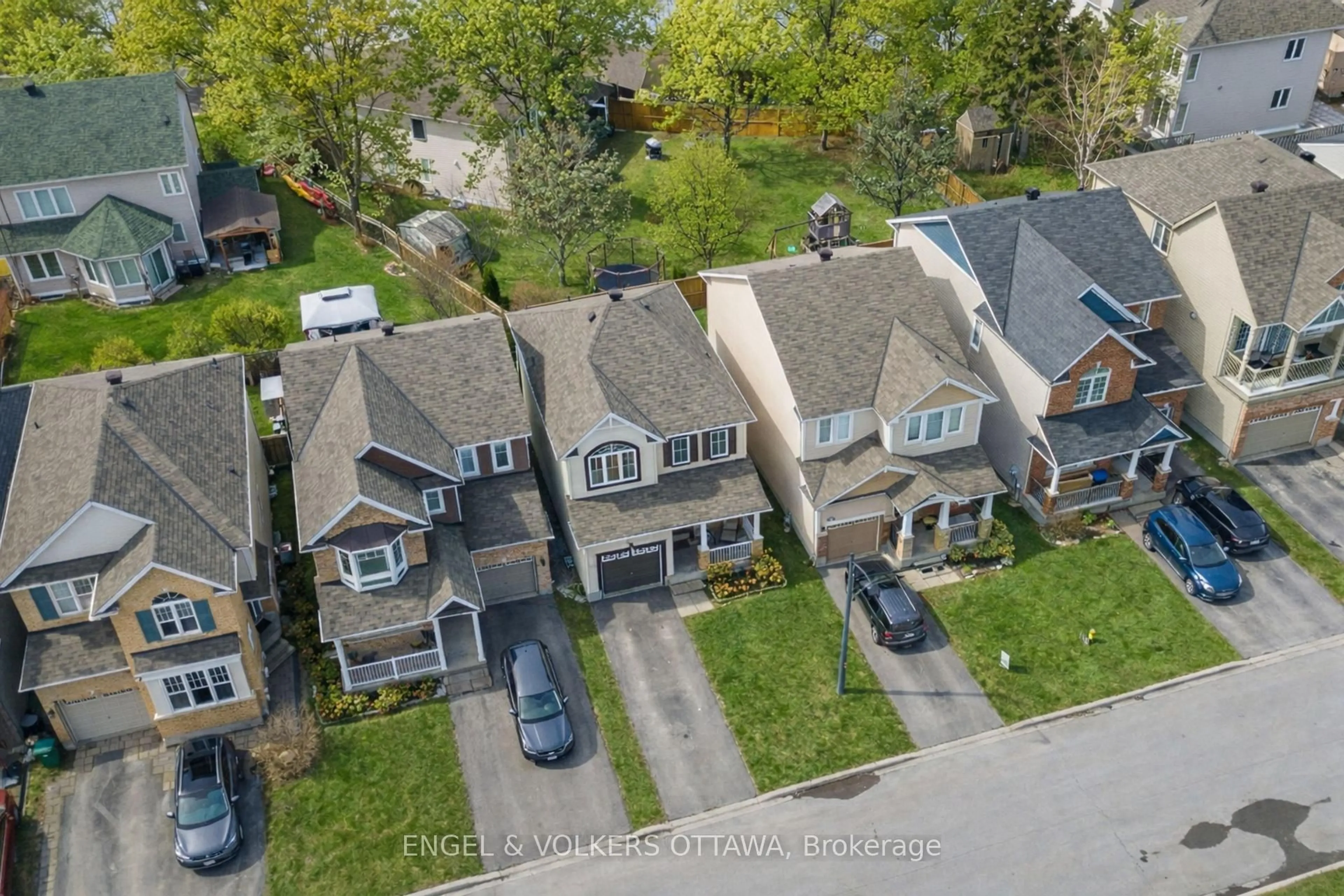 A pic from outside/outdoor area/front of a property/back of a property/a pic from drone, street for 166 Lily Pond St, Ottawa Ontario K2M 0J5
