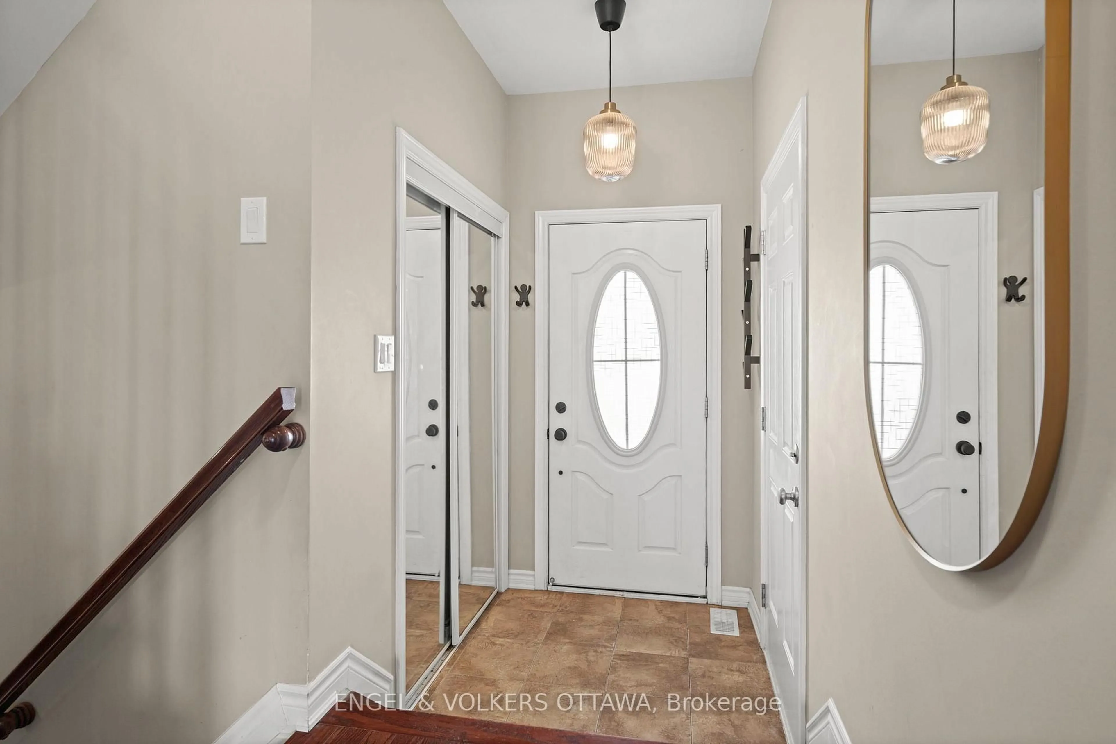 Indoor entryway for 166 Lily Pond St, Ottawa Ontario K2M 0J5