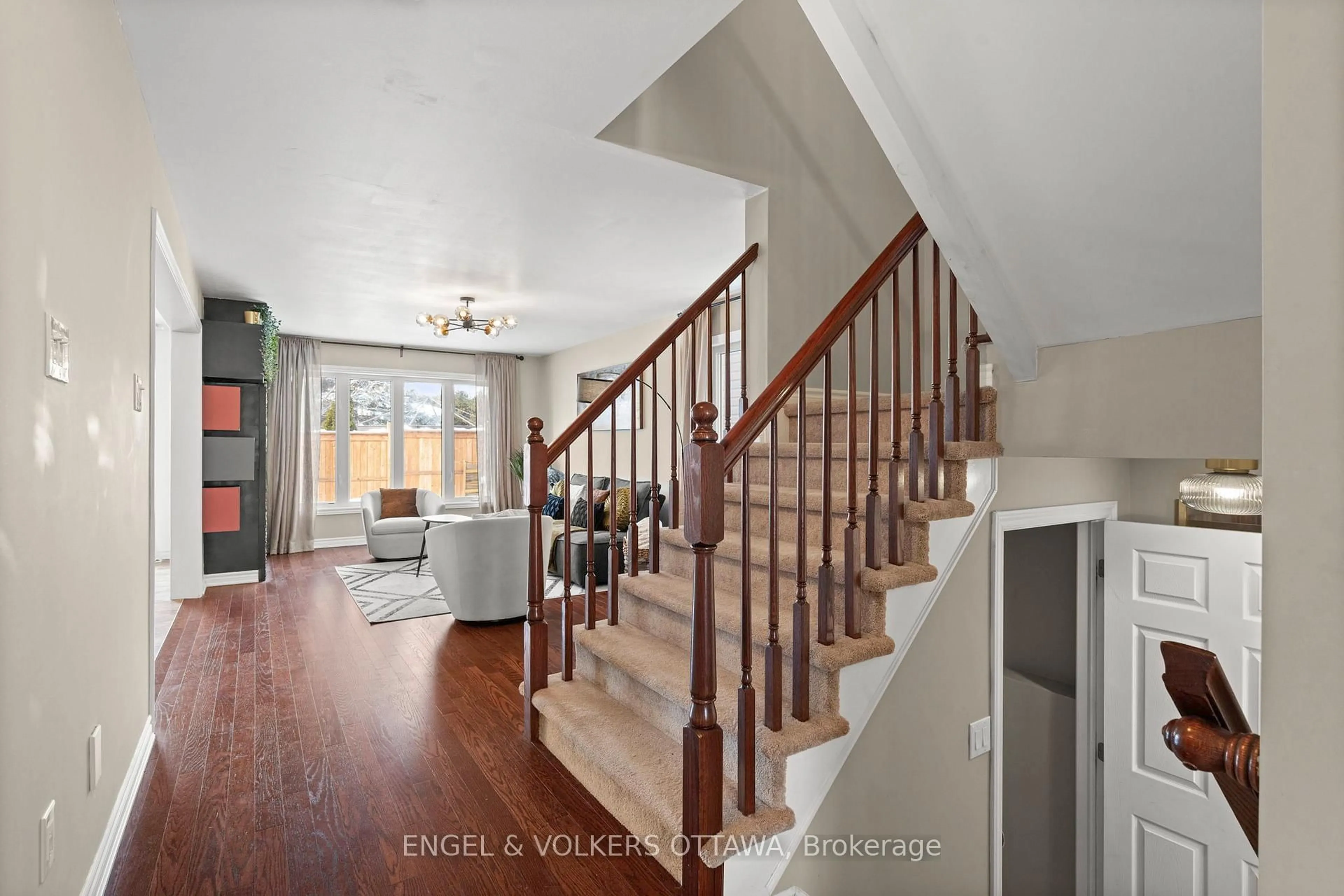 Indoor entryway for 166 Lily Pond St, Ottawa Ontario K2M 0J5