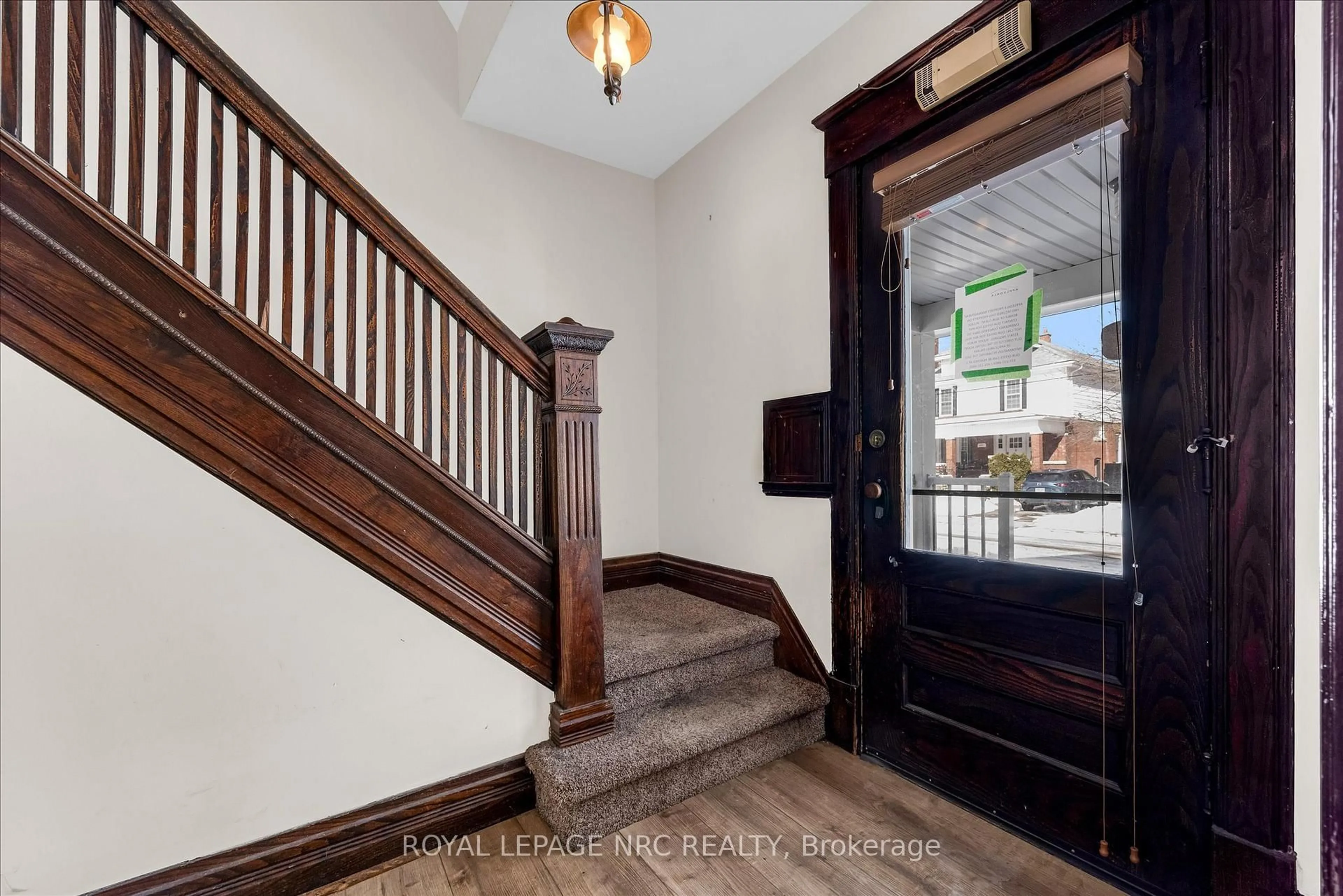 Indoor entryway for 4878 Stamford St, Niagara Falls Ontario L2E 1M1