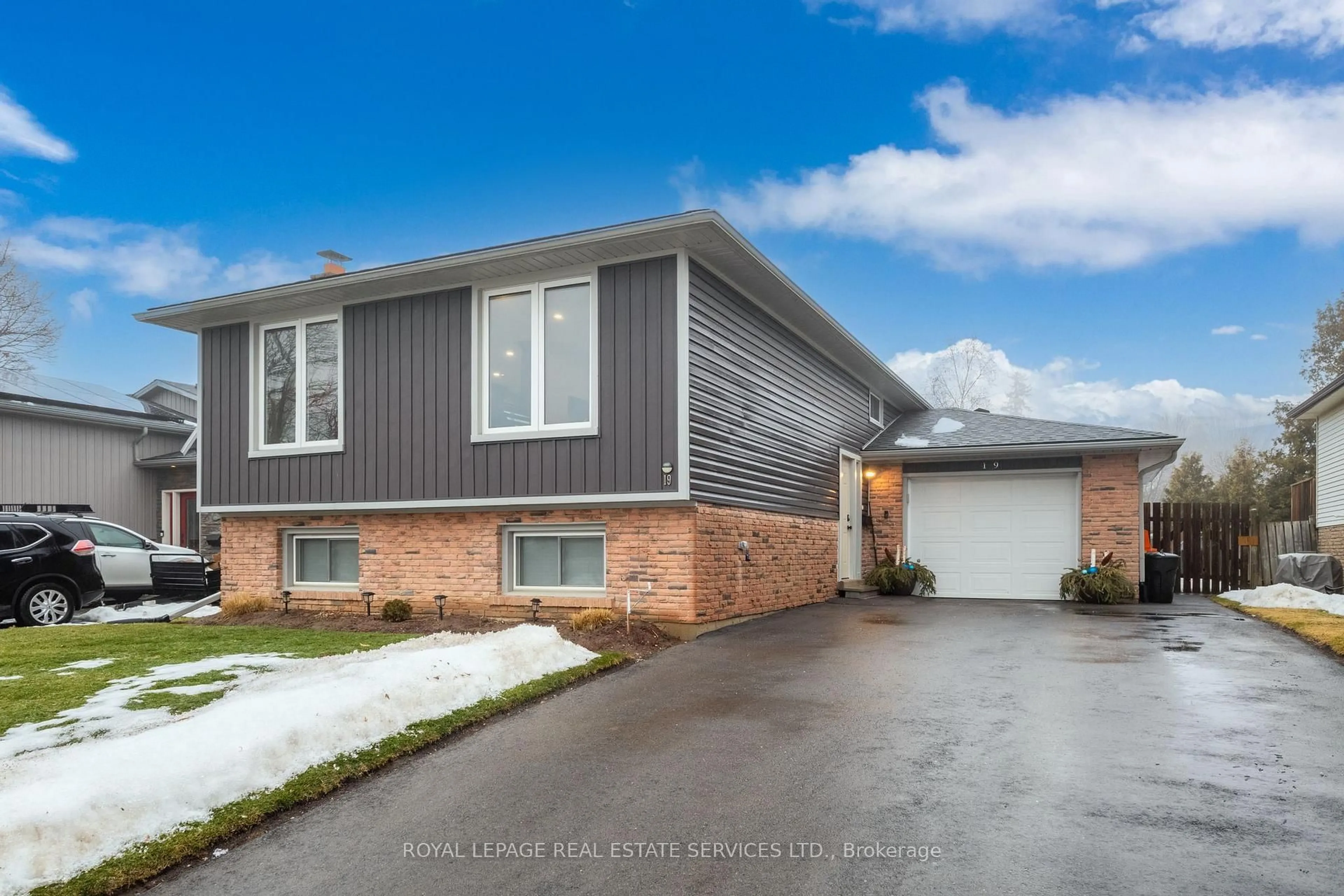 Home with brick exterior material, street for 19 Southglen Rd, Brant Ontario N3R 6Z8