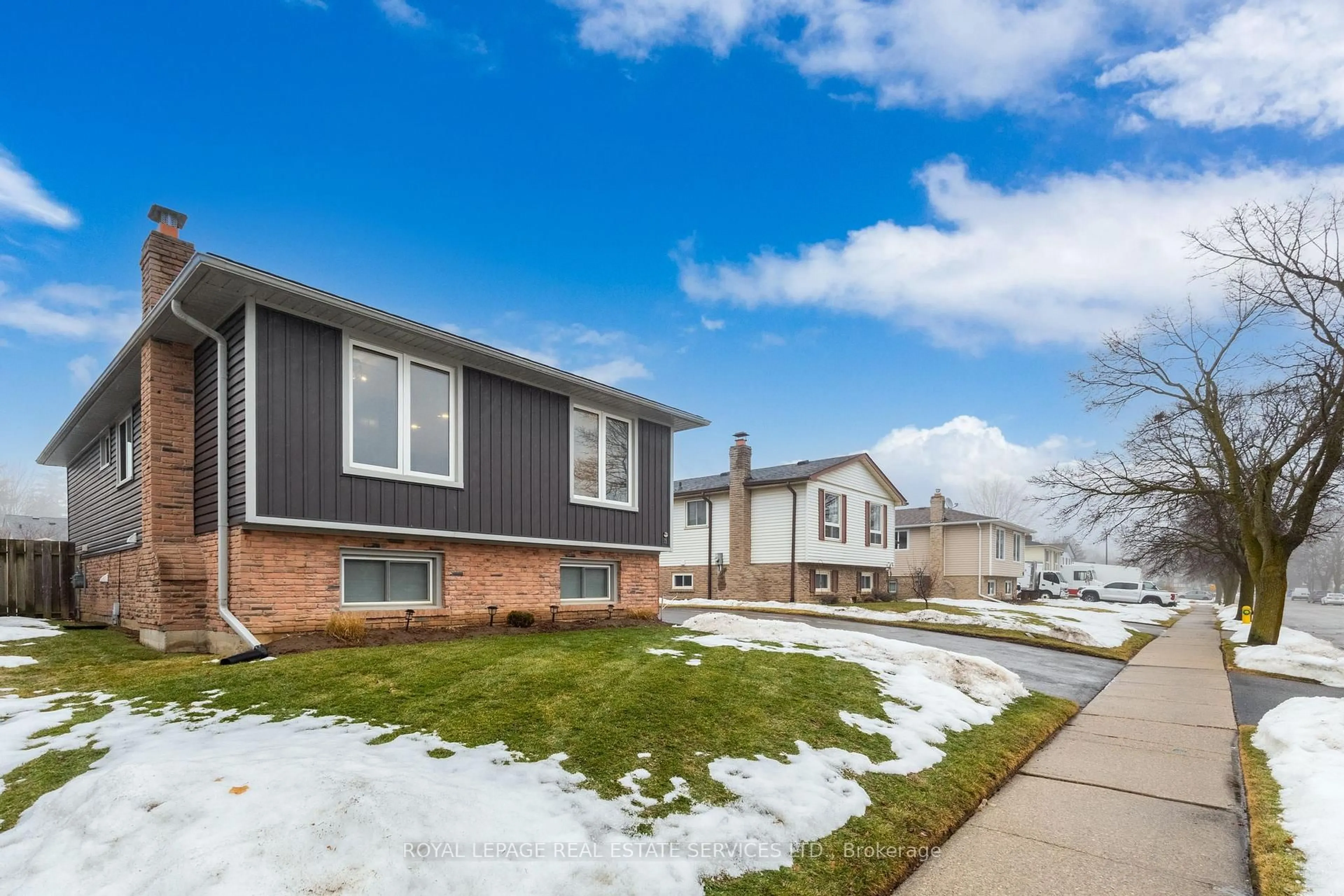 Home with vinyl exterior material, street for 19 Southglen Rd, Brant Ontario N3R 6Z8