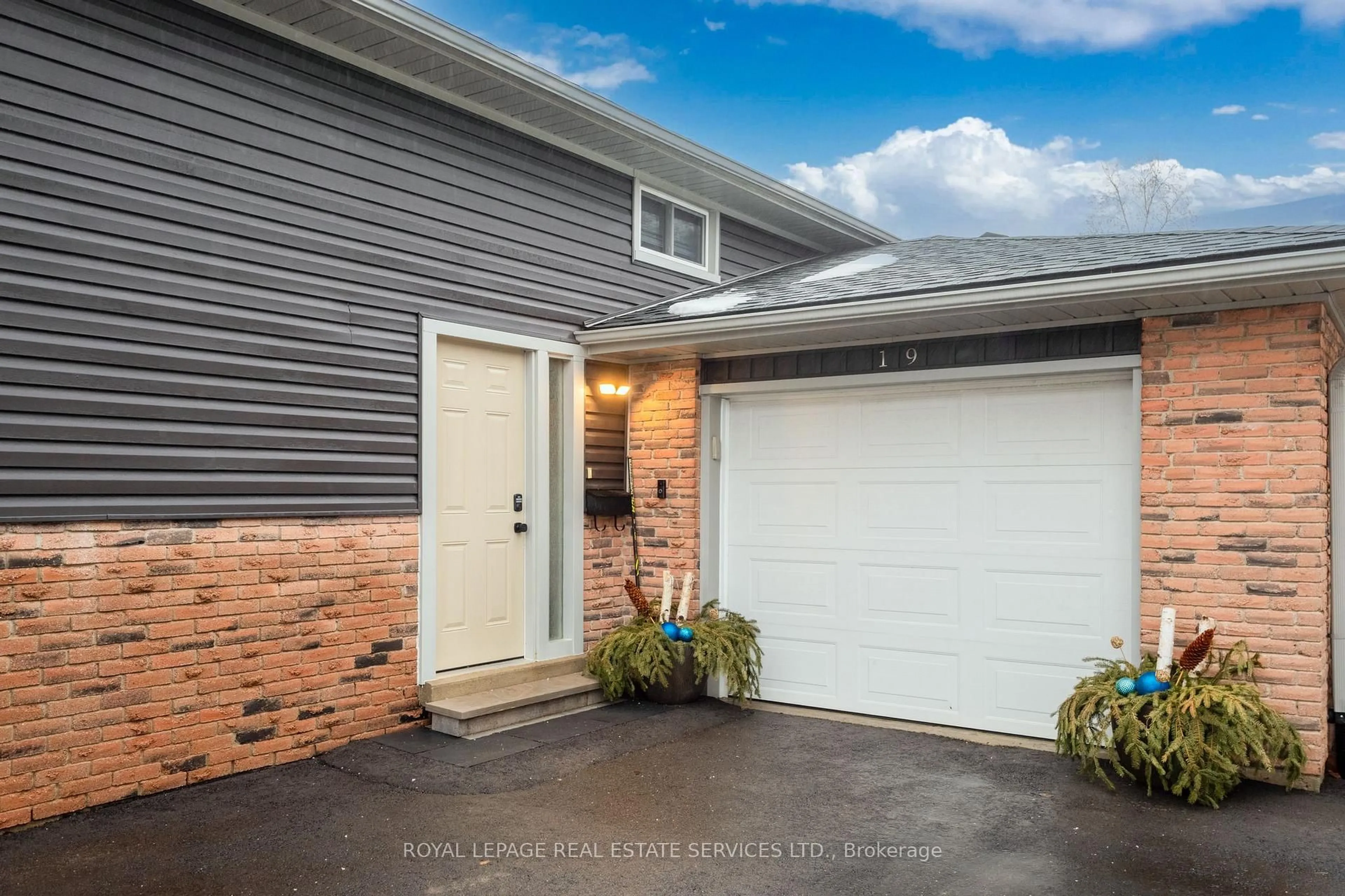 Home with vinyl exterior material, street for 19 Southglen Rd, Brant Ontario N3R 6Z8