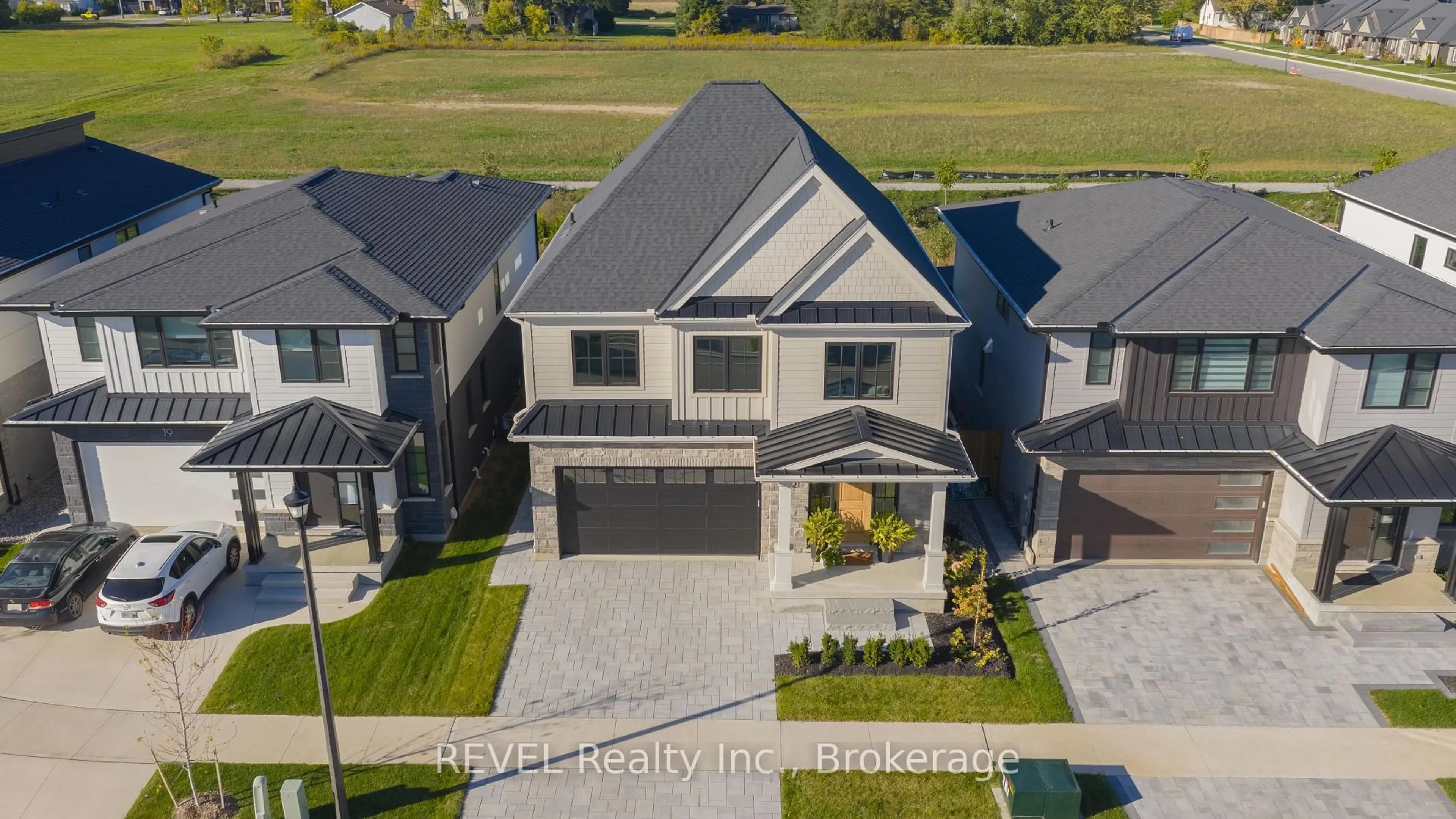 A pic from outside/outdoor area/front of a property/back of a property/a pic from drone, street for 21 Arsenault Cres, Pelham Ontario L0S 1E1