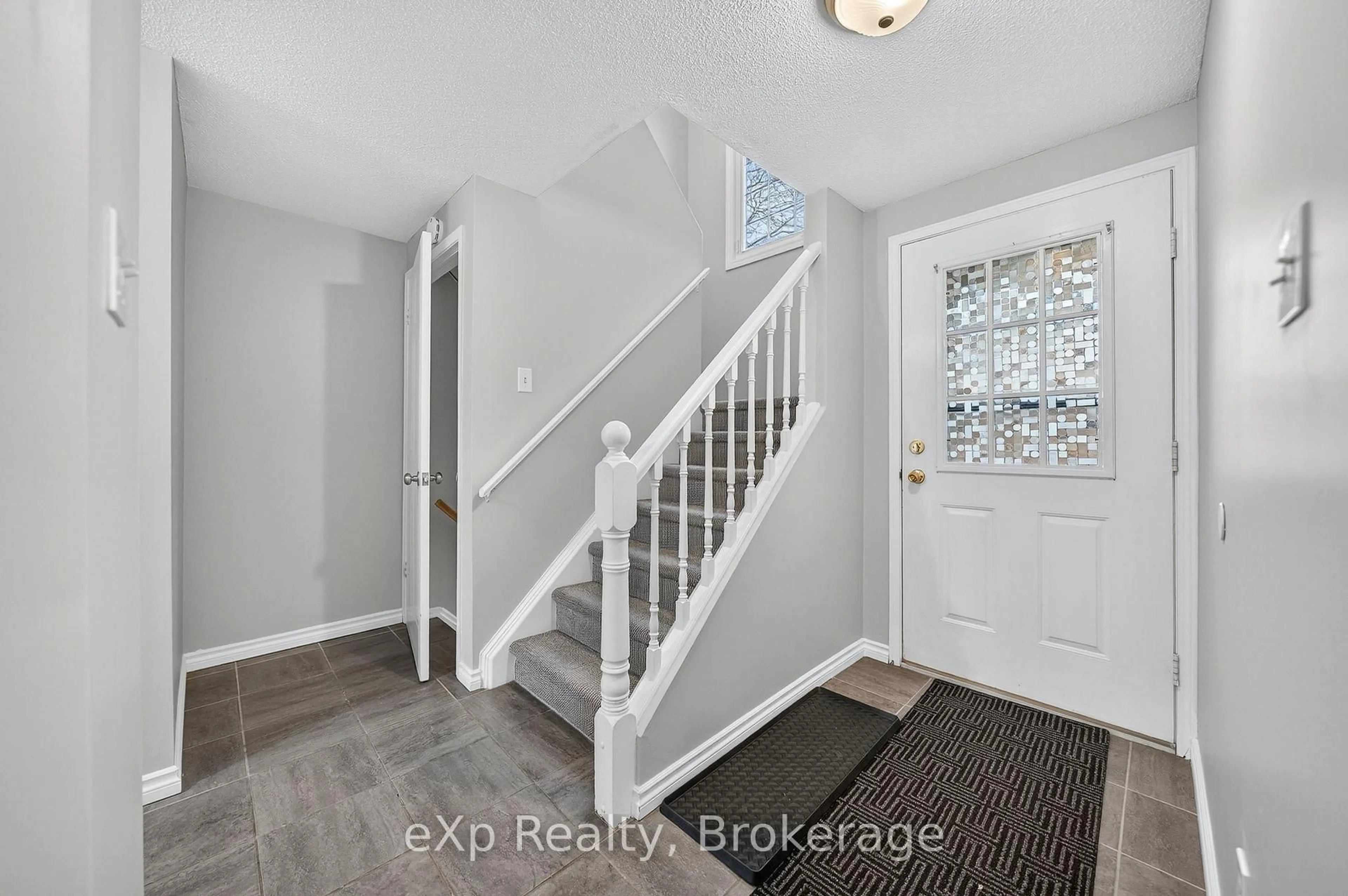 Indoor entryway for 129 Victoria Rd #75, Guelph Ontario N1E 6V4